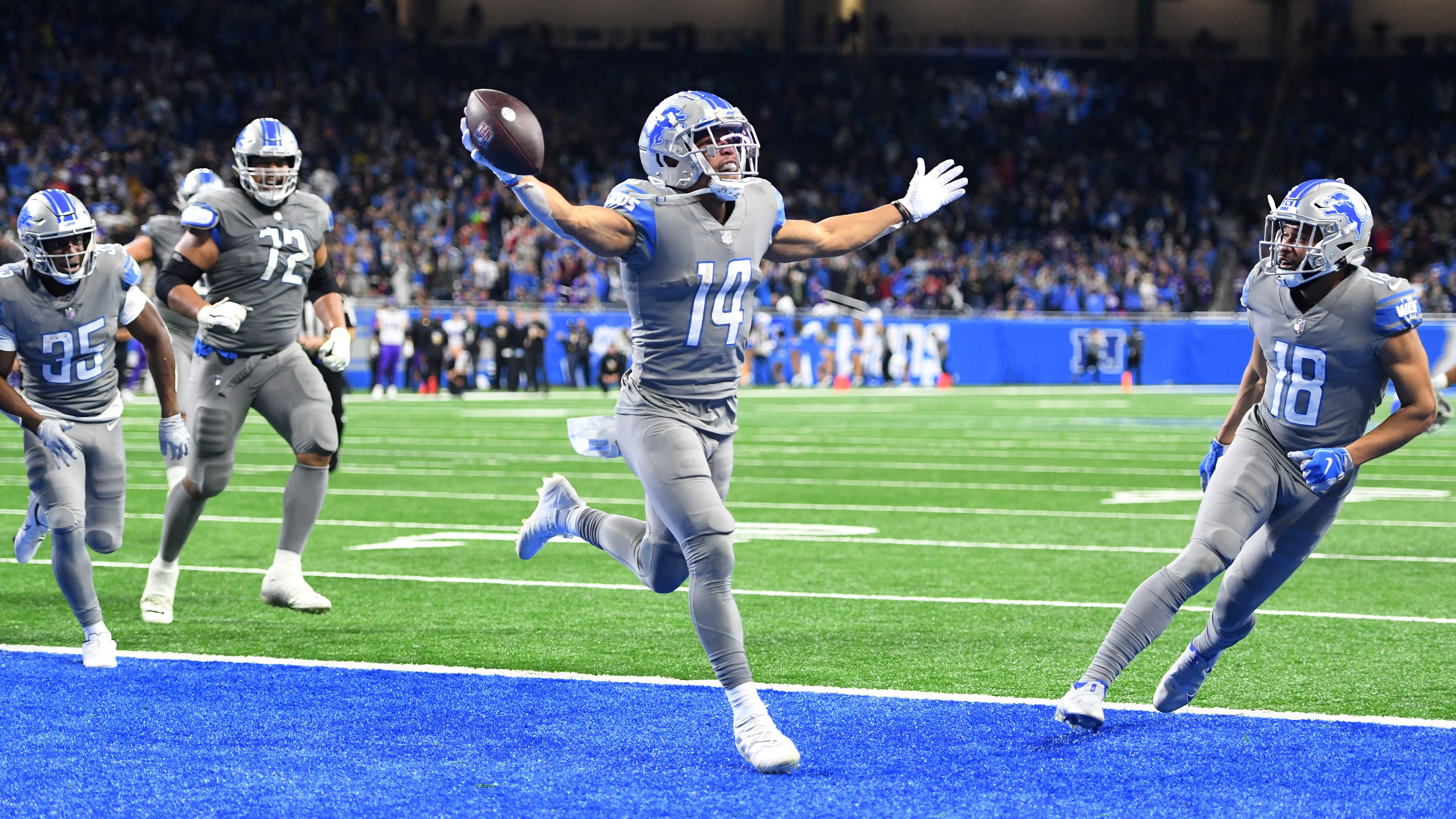 
                <strong>Gewinner: Detroit Lions</strong><br>
                Die Detroit Lions haben es endlich geschafft. Nach zahlreichen knappen Niederlagen ist nach Woche 13 der Bann gebrochen und auch das letzte Team in der NFL nicht mehr sieglos. Zu einem großen Teil mitverantwortlich für den Last-Minute-Sieg zeigte sich der deutsche Receiver Amon-Ra St. Brown (Bild). Neben zehn Catches für 86 Yards erzielte der Rookie auch den spielentscheidenden Touchdown, St. Brown sammelt immer mehr Argumente auf dem Weg zum Nummer-eins-Receiver der Lions.
              