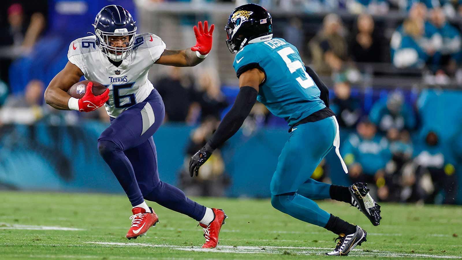 
                <strong>Tennessee Titans – WR </strong><br>
                Die Tennessee Titans stehen nach zahlreichen Entlassungen in der Offseason am Anfang eines Umbruches, sodass das Team mehr als eine Baustelle im Draft zu bearbeiten hat. Das Hauptaugenmerk sollten die Titans aber auf die Wide-Receiver-Position legen. Dort hat der Trade von A.J. Brown vor der vergangenen Saison ein Loch hinterlassen, das Rookie Treylon Burks vergangenes Jahr nicht schließen konnte. Selbst wenn der 23-Jährige einen Sprung machen sollte, fehlt es neben ihm an Alternativen.
              