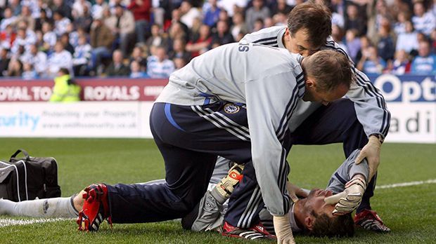 
                <strong>Petr Cech</strong><br>
                Petr Cech: Der Torwart kann von Glück reden, dass er überhaupt noch im Kasten steht. 2006 stieß Chelsea-Keeper Petr Cech im Spiel gegen den FC Reading in der ersten Minute mit einem Gegespieler zusammen. Er war benommen, später bewusstlos. Diagnose: Schädelimpressionsfraktur. Seitdem spielt Cech immer mit Helm. Und das ziemlich gut.
              