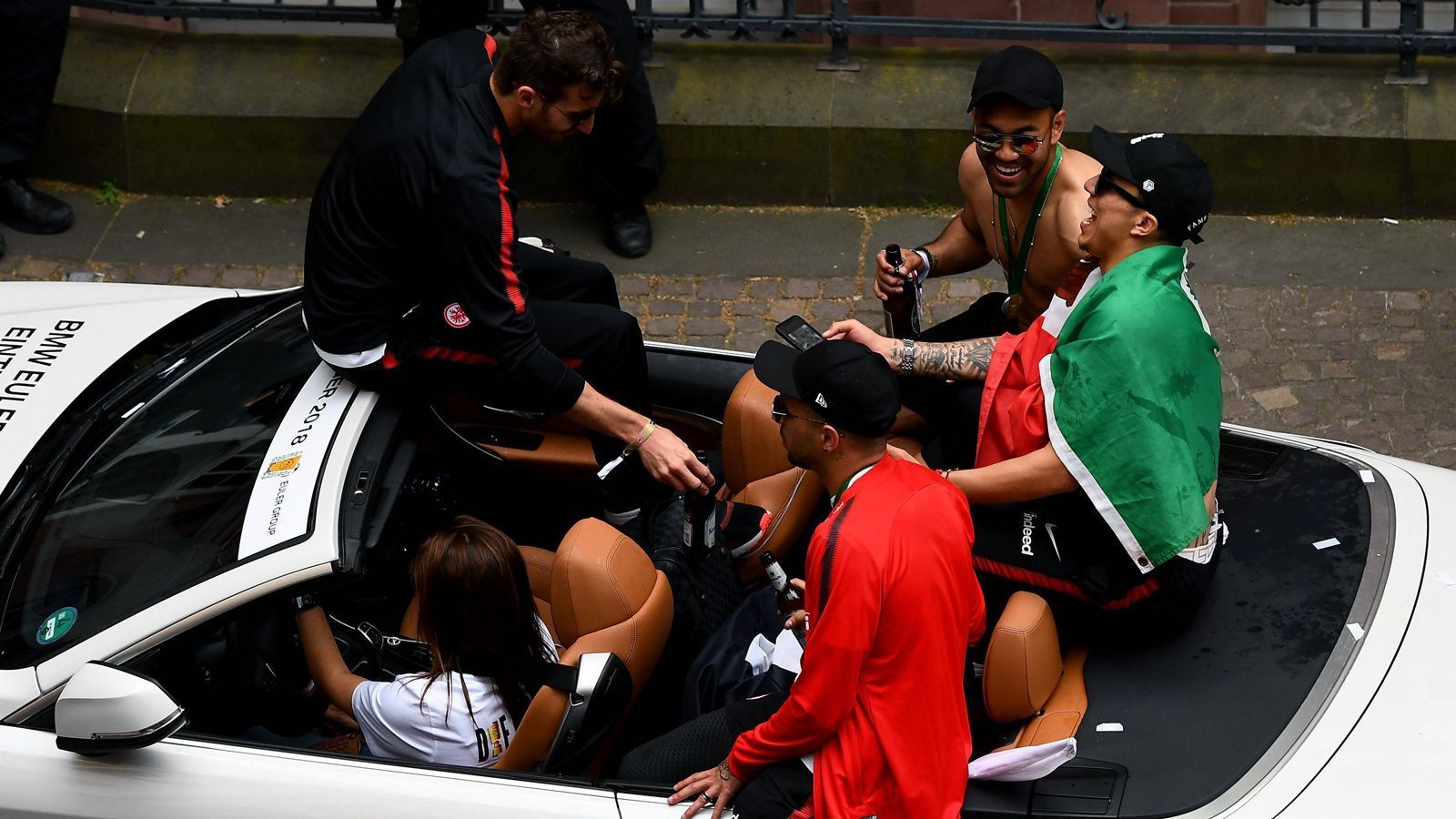 
                <strong>Empfang der Eintracht-Pokalhelden am Frankfurter Römer</strong><br>
                Schon auf dem Weg zum Römer genehmigten sich einige Frankfurter ein Bierchen, wie David Abraham (li.) oder Marco Fabian (re.)
              