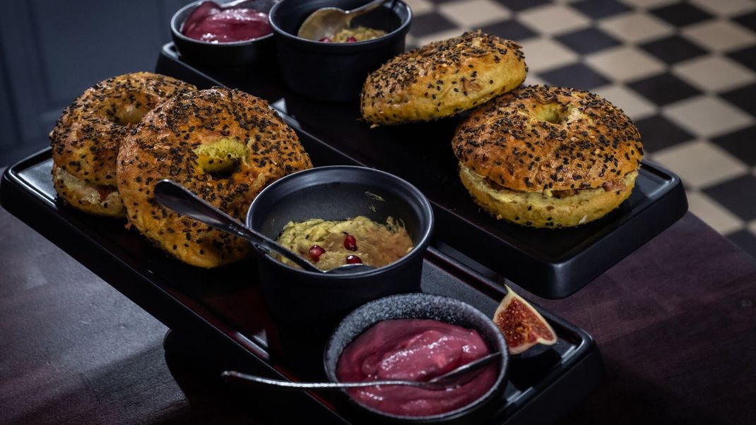 Curry-Bagel mit Curry-Dattel-Dip und Rote-Bete-Ziegenkäse-Dip