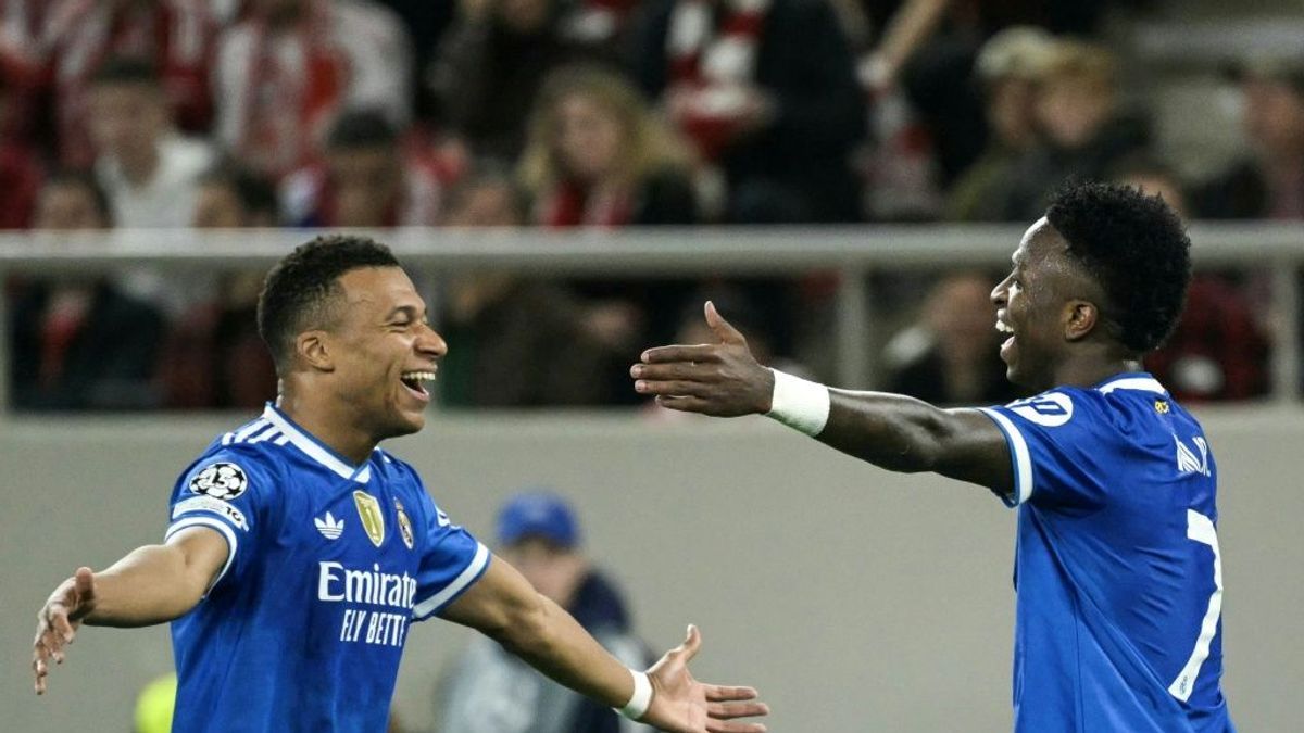 Kylian Mbappé (l.) gegen Piräus traf viermal