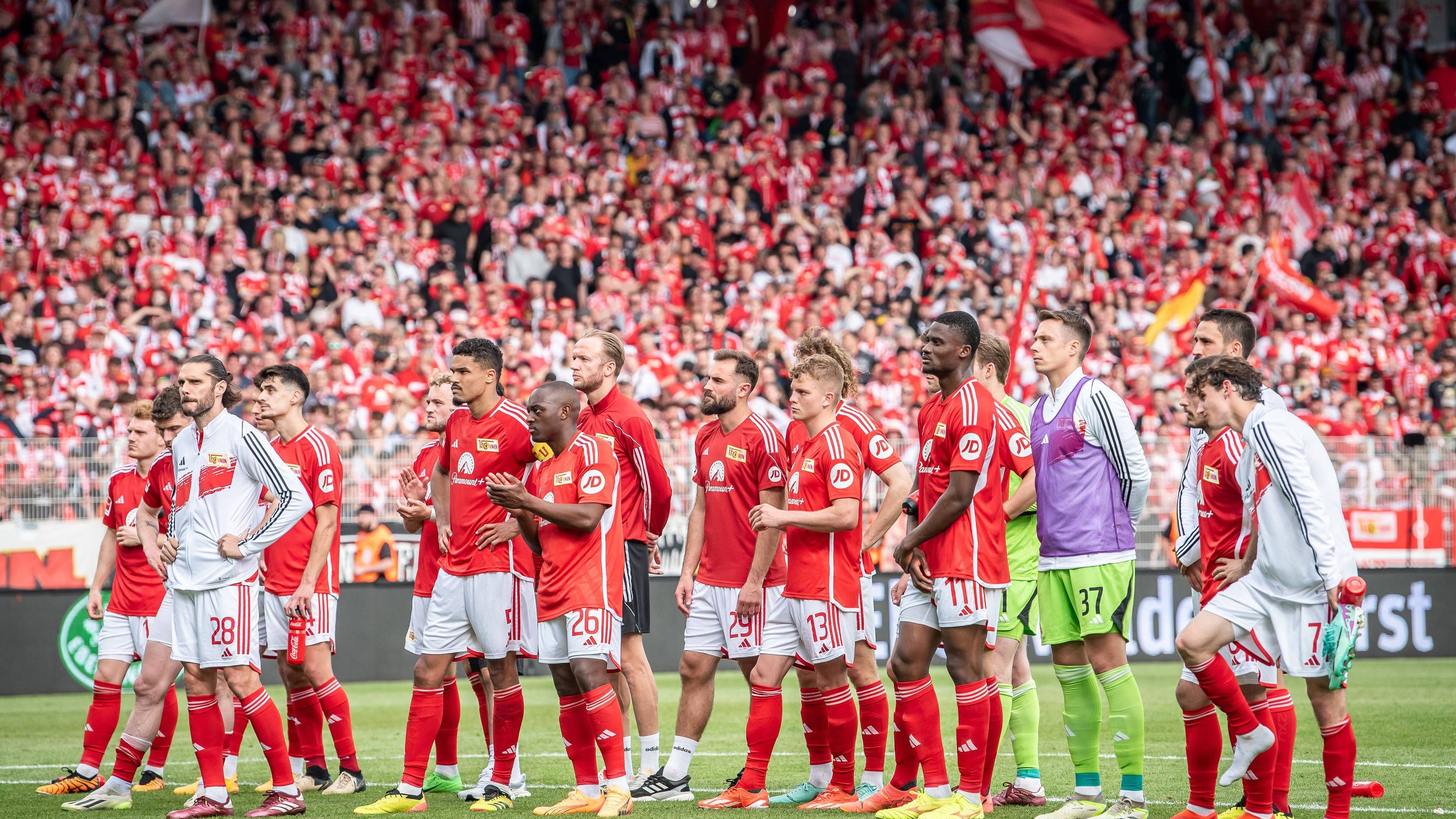 <strong>16. 1. FC Union Berlin</strong><br>Follower-Veränderung: -17.320<br><br>Die Zeiten des überraschend starken Underdogs Union Berlin sind vorbei. Inzwischen hat das Team mit mehr guten als schlechten Phasen zu kämpfen. Ein wirkliches Aushängeschild haben die Berliner zudem nicht mehr im Team. Vielleicht kann ja Steffen Baumgart wieder für einen positiven Effekt beim ein oder anderen Kicker sorgen.