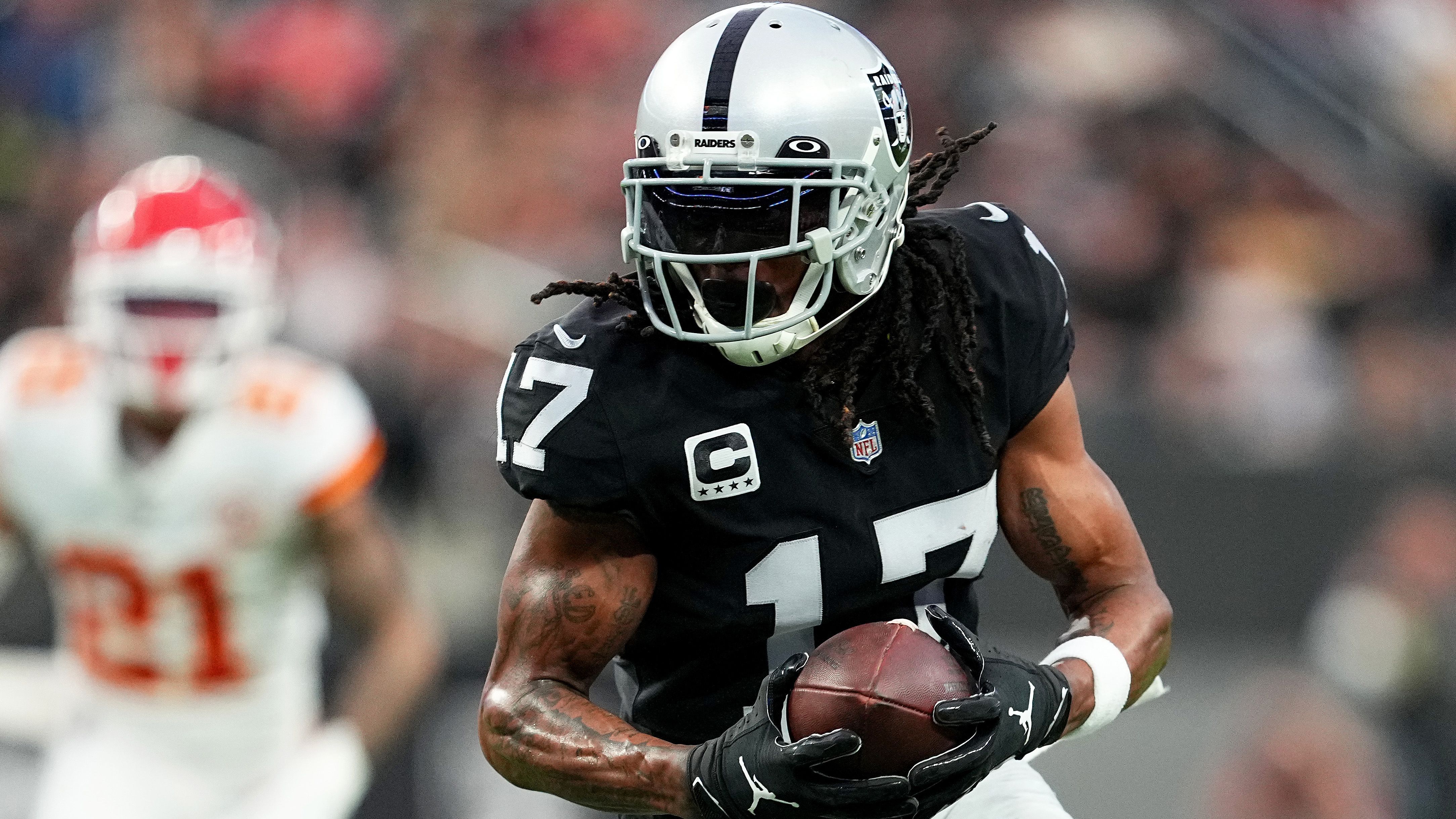 
                <strong>Platz 2: Davante Adams - Las Vegas Raiders</strong><br>
                &#x2022; Ranking im vorigen Jahr: 1. Platz<br>&#x2022; Statistiken in der Saison 2022: 100 Receptions, 1.516 Receiving Yards, 14 Receiving Touchdowns<br>
              