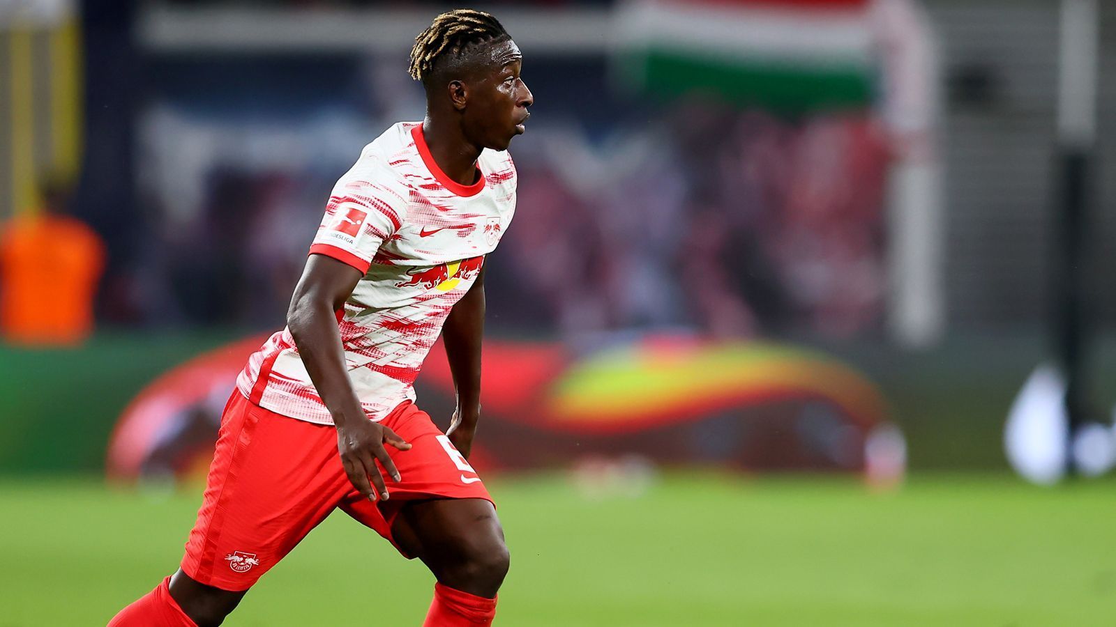 
                <strong>Amadou Haidara (RB Leipzig)</strong><br>
                Nach seiner Einwechslung schnell zentraler Punkt. Lässt sich immer wieder zurückfallen, um den Ball nach vorne zu treiben. Tut sich schwer gegen die tiefstehenden Bayern. ran-Note: 3
              