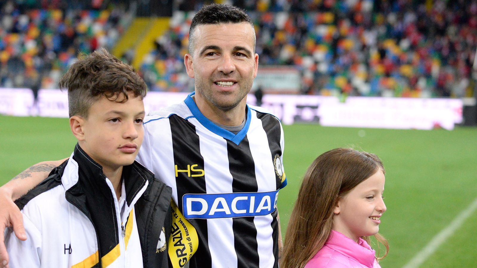 <strong>Antonio di Natale (Stürmer, ehemals u.a. Udinese Calcio) </strong><br>
                Antonio di Natale wurde - zum Leidwesen der Redaktion - nicht an Weihnachten geboren. Der ehemalige Stürmer zählt dennoch zu den erfolgreichsten Fußballern der italienischen Serie A: Insgesamt schoss er in der Liga 209 Tore und wurde unter anderem in den Spielzeiten 2009/10 (29 Tore) und 2010/11 (28 Tore) Torschützenkönig.