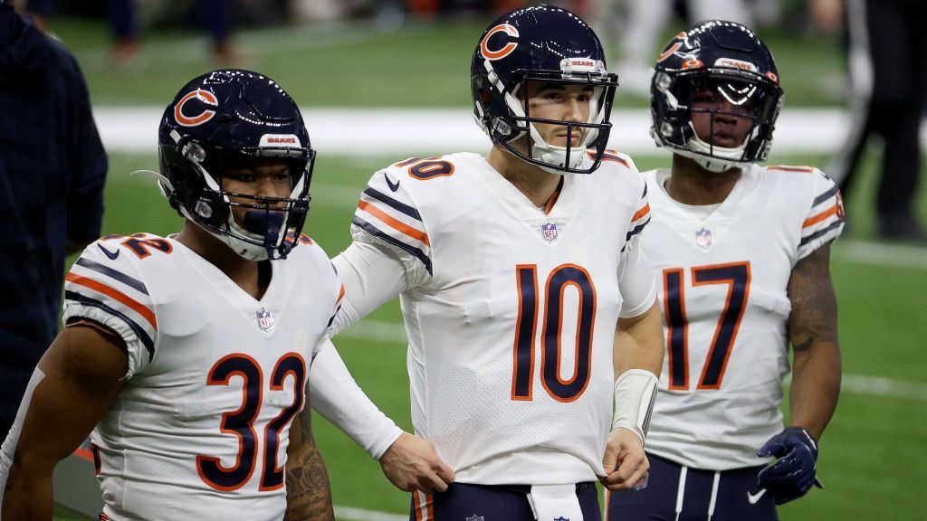 
                <strong>Verlierer: Mitch Trubisky</strong><br>
                Die Offense der Chicago Bears fand bei der 9:21-Niederlage gegen die New Orleans Saints quasi über dreieinhalb Viertel nicht statt. Das lag zwar auch an dem nicht vorhandenen Laufspiel durch David Montgomery und den nicht gefangenen Bällen der Receiver, der Hauptverantwortliche am Ende des Tages ist aber Mitch Trubisky. Bis zum letzten Drive erreichten die Bears nur sechs (!) First Downs, zudem bekam der Zuschauer den Eindruck, die Offense stehe nicht hinter ihm. Dass Trubisky 2021 noch in Chicago spielt, ist äußerst unwahrscheinlich.
              