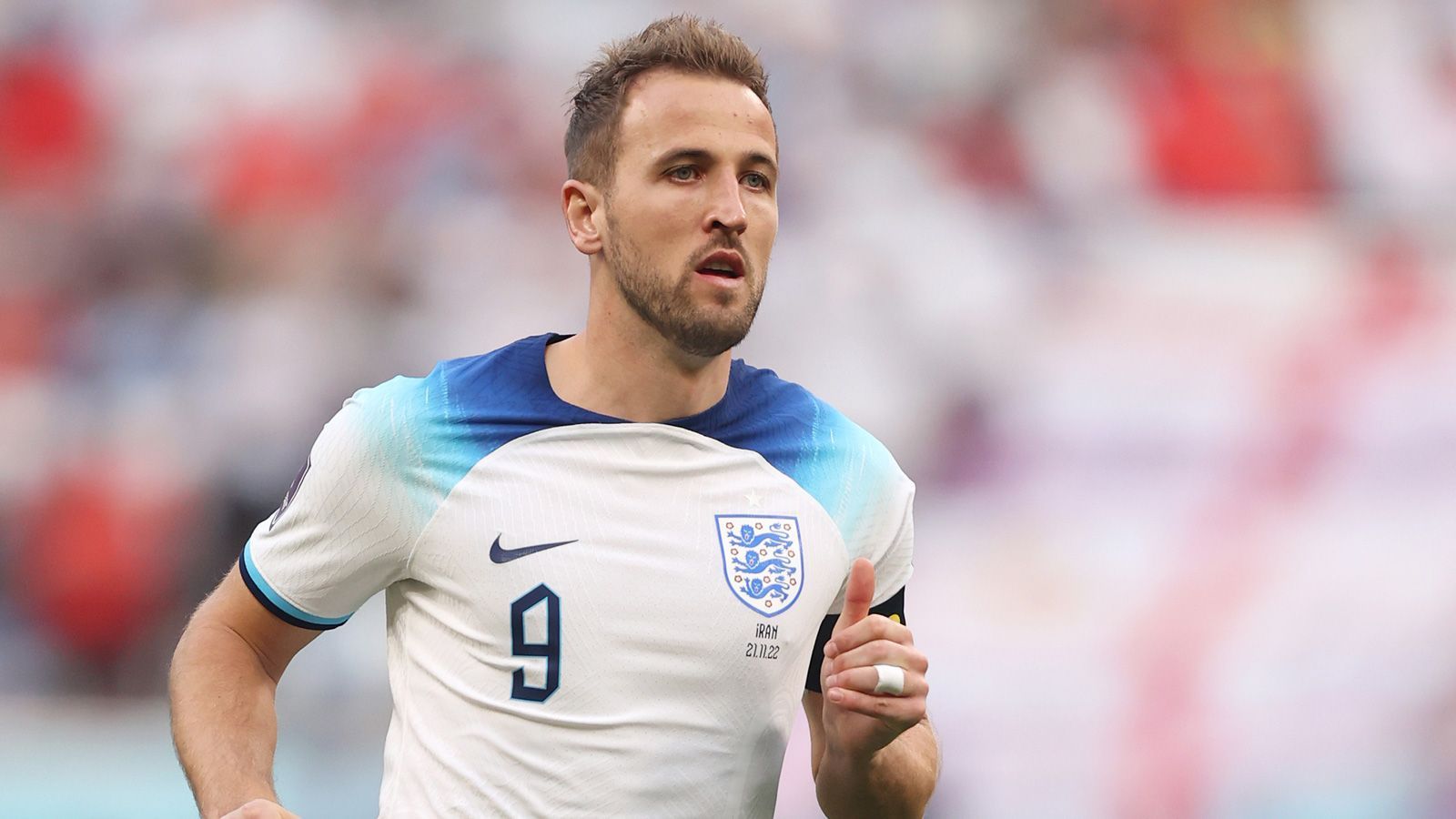 
                <strong>Harry Kane</strong><br>
                Verzichtet aufgrund der drohenden Strafe durch die FIFA auf das Tragen der "One-Love"-Binde. Ist aber im Spiel sofort aktiv und bereitet die erste Chance von Maguire vor. Ihm selbst gelingt gegen die Iraner trotz unermüdlicher Arbeit vor dem gegnerischen Kasten kein Tor, dafür aber zwei Vorlagen. Wichtiger für England ist aber ohnehin, dass er nach einem harten Foul zu Beginn der zweiten Halbzeit weiterspielen kann. ran-Note: 
              