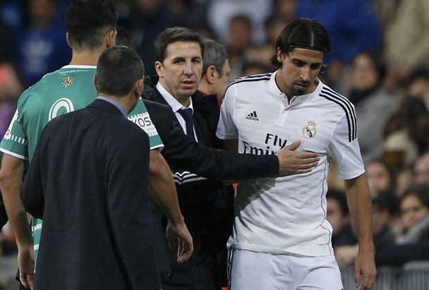 
                <strong>Dezember 2014: Gehirnerschütterung</strong><br>
                Nach dem Spiel gibt Trainer Carlo Ancelotti Entwarnung: "Es geht ihm gut, er wird allerdings die Nacht im Krankenhaus verbringen." Heute die Diagnose: Gehirnerschütterung. Zum Glück ist es diesmal nur der Kopf - den Mittelfeldspieler hat es schon wesentlich schlimmer erwischt ... 
              