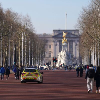 2. März. 2025, Großbritannien, London: Polizisten patrouillieren entlang der Mall in Richtung Buckingham Palace und in der Nähe des Lancaster House, in dem der Ukraine-Gipfel stattfinden wird.