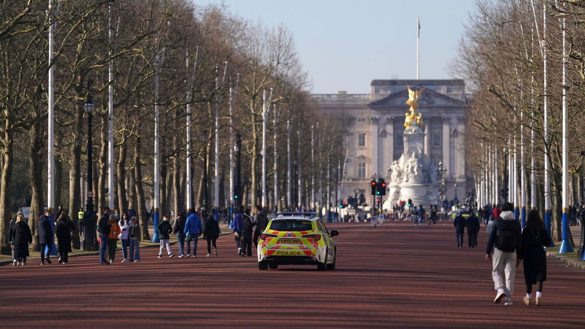 2. März. 2025, Großbritannien, London: Polizisten patrouillieren entlang der Mall in Richtung Buckingham Palace und in der Nähe des Lancaster House, in dem der Ukraine-Gipfel stattfinden wird.