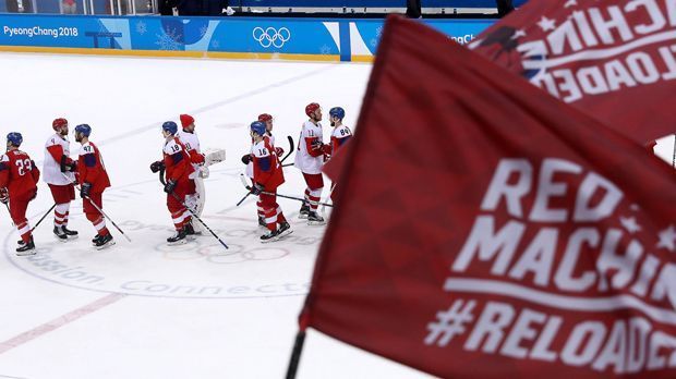 
                <strong>Rote Maschine</strong><br>
                Mehr als 1000 russische Fans unterstützen ihre Mannschaft bei den Spielen. Ein Teil trägt T-Shirts mit der Aufschrift "Red Machine Reloaded", eine Erinnerung an die einst so glorreichen Zeiten der UdSSR, als die sowjetische Nationalmannschaft bei zehn Olympia-Teilnahmen acht Mal Gold holte, bei 34 Weltmeisterschaften 22 Mal den Titel. Nach der Auflösung der Sowjetunion konnte die russische Auswahl die Dominanz nicht fortführen. Seit 1994 gab es nur noch zwei Medaillen: Silber 1998 und Bronze 2002. Dass das letzte Gold vor 26 Jahren als GUS geholt wurde, unter olympischer Flagge, sehen viele Fans als gutes Omen.
              