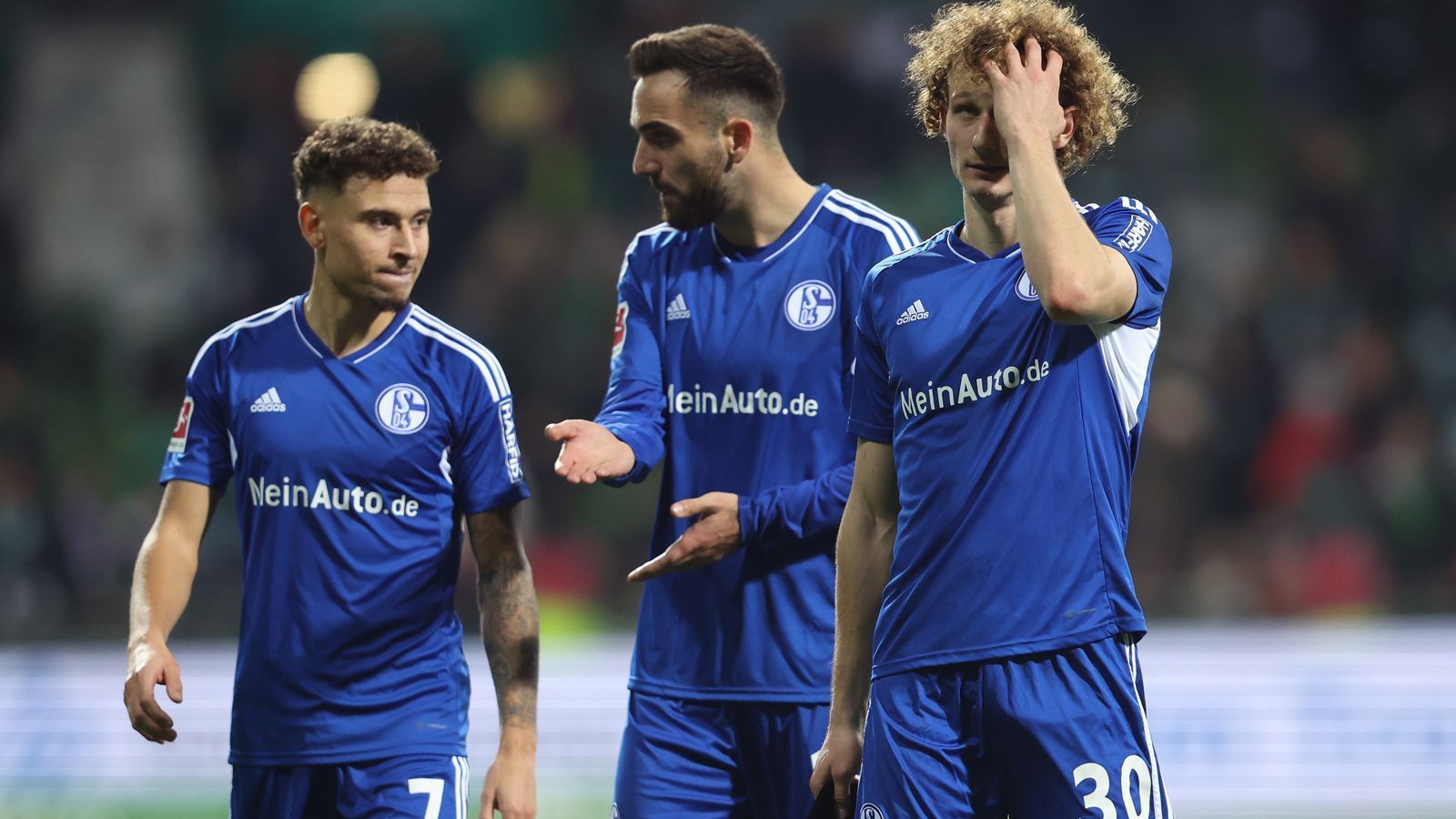 
                <strong>13. Spieltag: FC Schalke 04 egalisiert Auswärts-Negativrekord</strong><br>
                Bitterer Rekord für Königsblau: Mit der unglücklichen 1:2-Niederlage bei Werder Bremen hat der FC Schalke 04 den Negativ-Rekord der sieglosen Auswärtsspiele in Folge in der Bundesliga egalisiert. Seit nunmehr 35 Partien hat Schalke auswärts nicht mehr gewonnen. So viele Auswärtsspiele am Stück sieglos war bisher nur der Karlsruher SC. Die Schalker haben in der Bundesliga zuletzt am 23. November 2019 ein Auswärtsspiel gewonnen - damals ausgerechnet in Bremen (2:1). Zwischenzeitlich kickten die "Knappen" Allerdings auch eine Saison in der 2. Bundesliga. Beim nächsten Auswärtsspiel am 21. Januar 2023 könnte Schalke einen alleinigen, neuen Rekord aufstellen. Die Sieglos-Serie des KSC erstreckte sich wegen mehrerer Jahre in der 2. Liga sogar über gut fünf Jahre von 1976 bis 1981. 
              