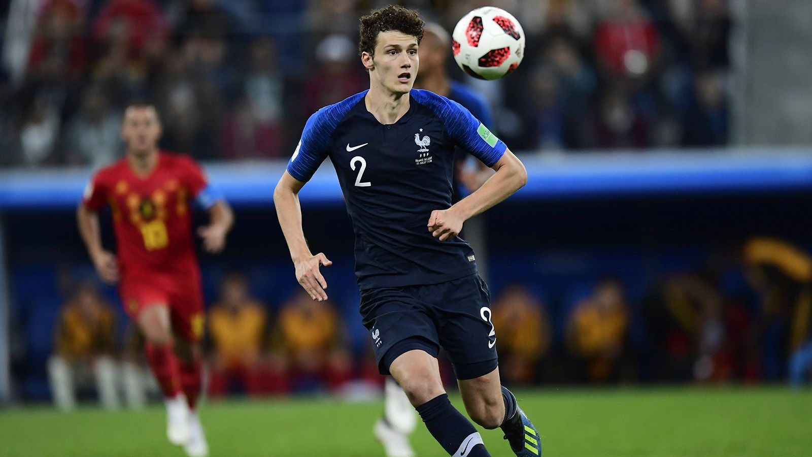 
                <strong>Benjamin Pavard (Frankreich)</strong><br>
                Wie Dembele spielte auch Benjamin Pavard eine starke Debüt-Saison in der Bundesliga. Der 22-Jährige wurde 2016 für fünf Millionen Euro vom VfB Stuttgart verpflichtet und etablierte sich sofort als wichtige Stütze in der Abwehrreihe der Schwaben. Auch bei der WM überzeugt Pavard und spielt sich als Rechtsverteidiger auf die Zettel europäischer Top-Klubs. 
              