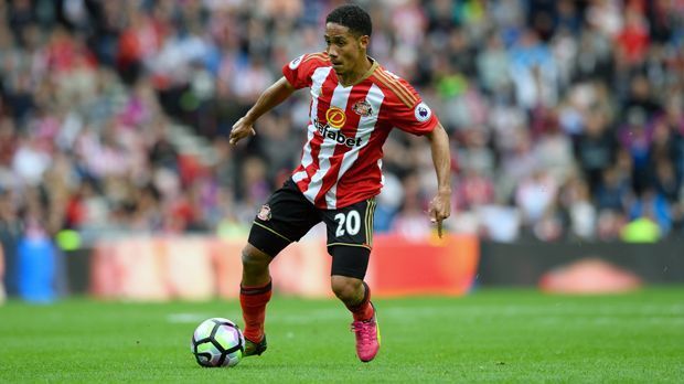 
                <strong>Steven Pienaar (35 Jahre, Linksaußen)</strong><br>
                Zehn Jahre spielte das einstige Ajax-Talent in der Premier League für Klubs wie Everton, Tottenham oder zuletzt Sunderland. Mit den "Black Cats" stieg der Südafrikaner Steven Pienaar im Mai ab und muss sich nun einen neuen Klub suchen. 15 Mal kam der Offensivspieler in der Saison 2016/17 für Sunderland noch in der Premiere League zum Einsatz, ein Tor gelang Pienaar aber keines in seiner möglicherweisen letzten Spielzeit im englischen Oberhaus.
              
