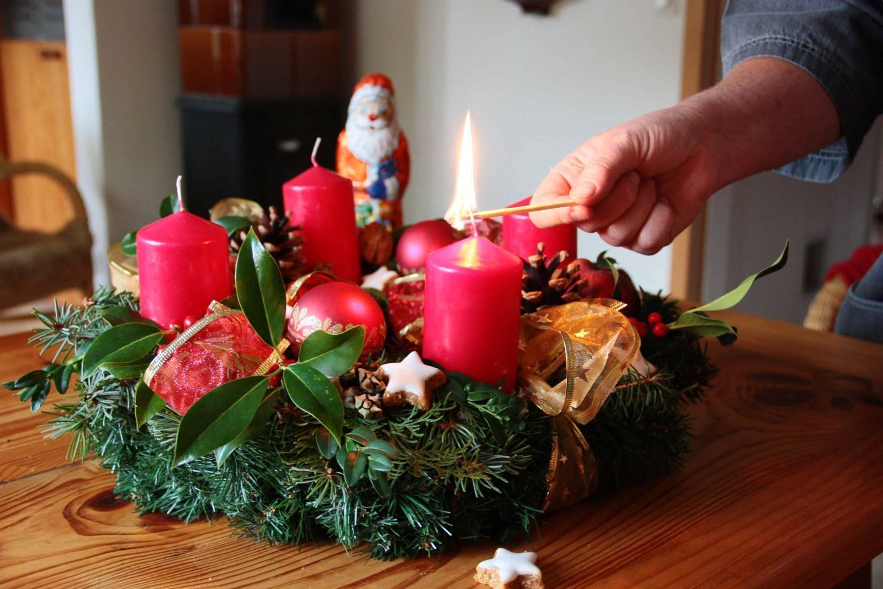 Am ersten Advent wird traditionell die erste Kerze auf dem Adventskranz angezündet. Jede weitere Kerze symbolisiert die steigenden Erwartung auf die Geburt Jesu Christi.