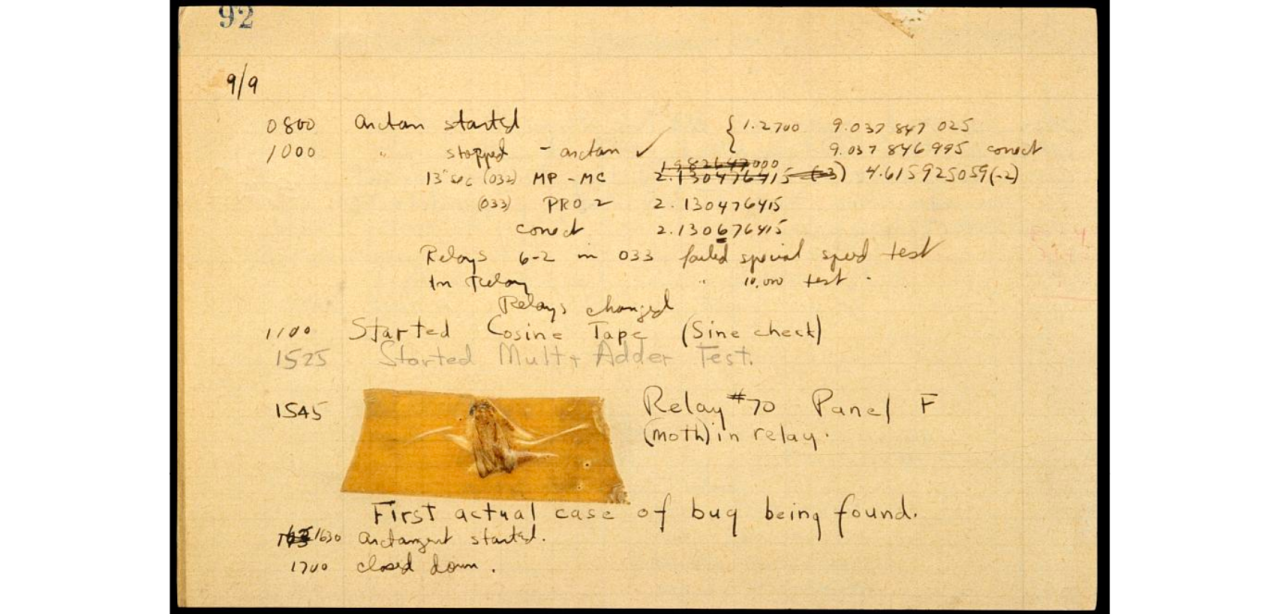 September 1947: Ein Computer der US Navy verrechnet sich dauernd. Der Grund: Eine Motte war in dem Rechner gestorben. Der Begriff "bug" für einen Programmfehler ist noch älter. Thomas Edison schrieb bereits 1878 von einem Bug in seinem Telefon und meinte damit einen echten Käfer.