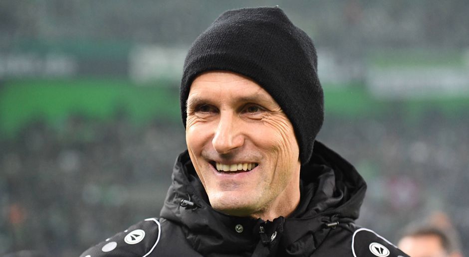 
                <strong>Gewinner: Heiko Herrlich (Leverkusen)</strong><br>
                Vergangene Saison drohte Bayer 04 Leverkusen noch im Abstiegskampf zu versinken. Im Sommer wurde Heiko Herrlich als neuer Trainer verpflichtet, der gerade mit dem SSV Jahn Regensburg den Aufstieg in die 2. Bundesliga gefeiert hatte. Ein halbes Jahr später steht Leverkusen auf Platz 4 und darf wieder von der Champions League träumen. Herrlich hat es geschafft, eine verschworene Einheit zu formen, die vor allem offensivstark ist: In keinem einzigen Spiel blieb Leverkusen torlos.
              