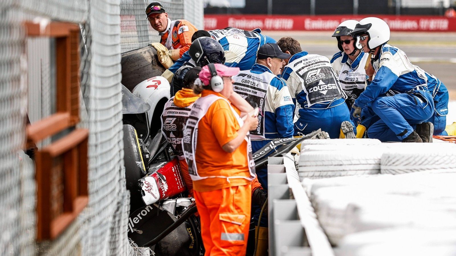 
                <strong>Lebensretter Halo</strong><br>
                Wie durch ein Wunder wurde Zhou bei dem Horror-Crash nicht verletzt. Nach einem kurzen Aufenthalt im Streckenkrankenhaus kam er noch während des laufenden Rennens in den Paddock zurück und wusste sofort, bei wem er sich – neben Helfern und Ärzten - zu bedanken hatte. "Ich möchte mich auch bei FIA und Formel 1 für all die Arbeit bedanken, die in eine verbesserte Sicherheit investiert wurde. Halo hat mich gerettet."
              