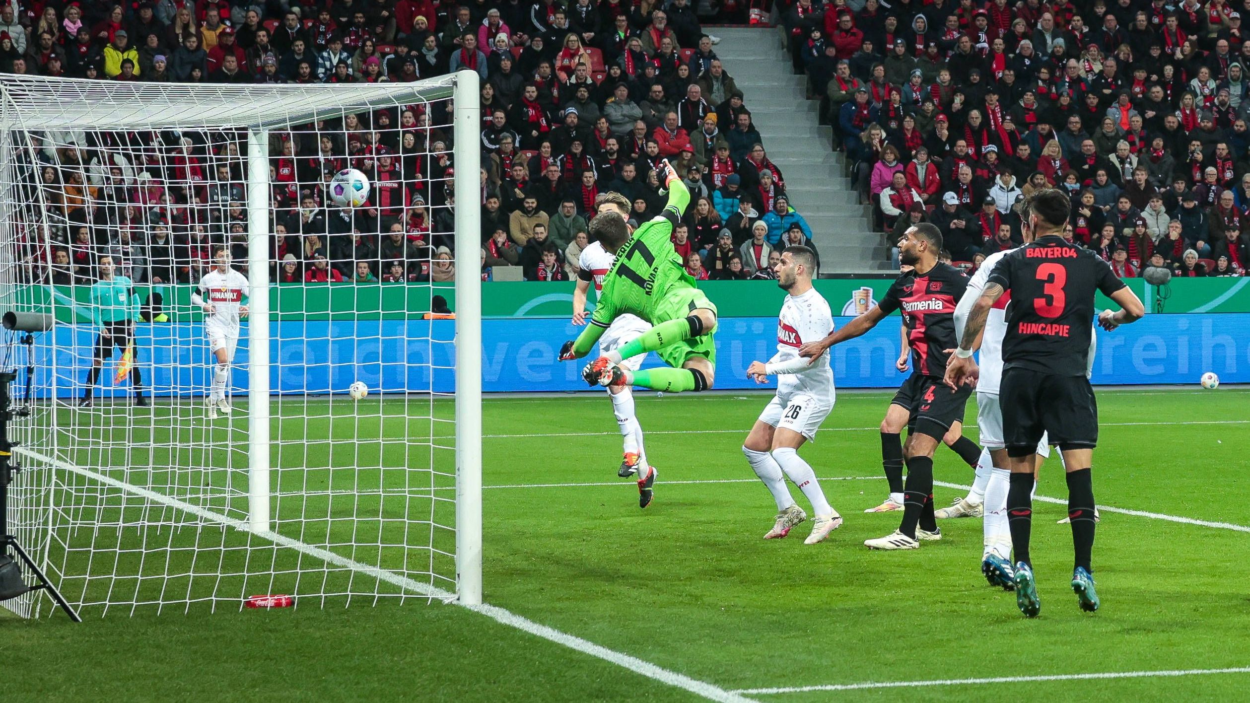 <strong>Matej Kovar</strong><br>Der junge Ersatzmann von Hradecky darf sich im Pokal beweisen. Chancenlos beim Kopfball zum 0:1 von Anton, der oben rechts im Winkel landet (11.). Auch beim 1:2 von Führich ohne Abwehrmöglichkeit, als das Spielgerät erneut im Knick einschlägt (58.). Ansonsten ein solider Auftritt.<strong><em> ran</em>-Note: 3</strong>