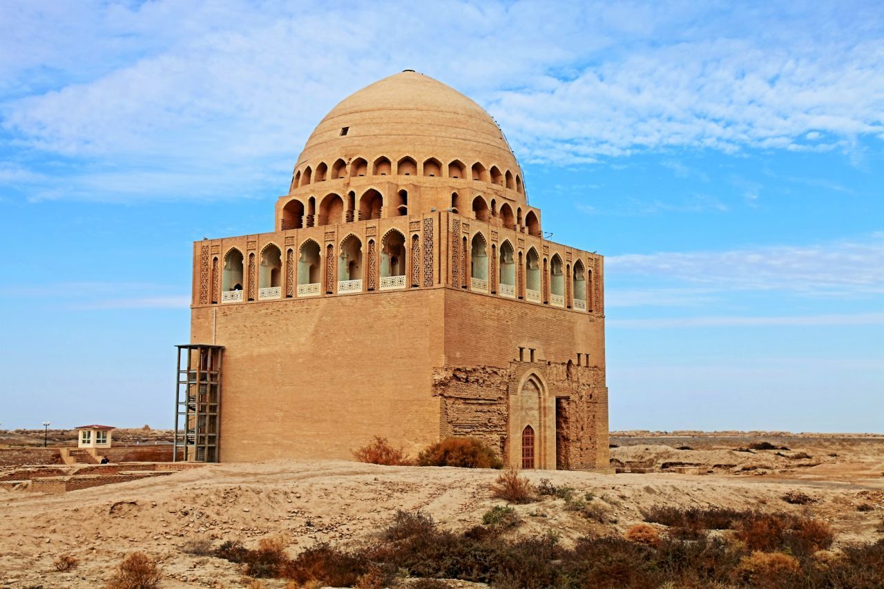Trip ins Altertum: Merw war einst eine Oasen-Stadt im Südosten des heutigen Turkmenistans und eine bedeutende Station an der Seidenstraße. Die verbliebenen Ruinen erklärte die UNESCO zum Weltkulturerbe. Imposant ist das Mausoleum des Sultans Ahmad Sandschar, der 1157 verstarb. Vor dem Palast Kyst Kala, der vom 7. bis zum 11. Jahrhundert bewohnt wurde, trifft man nicht selten auf grasende Dromedare. Geführte Touren kann man au