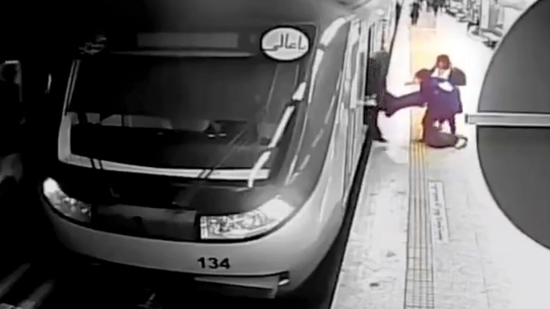Überwachungsbilder der U-Bahn zeigen, wie die junge Frau aus der Bahn gezerrt wird.