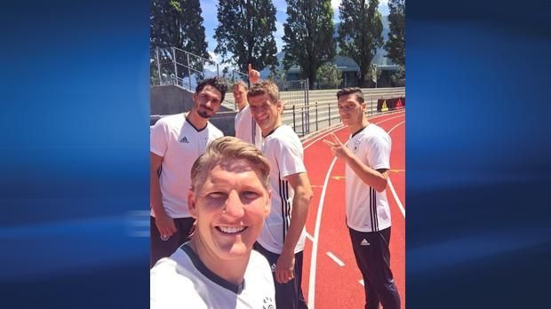 
                <strong>Bastian Schweinsteiger</strong><br>
                Sichtlich Spaß im Training hat das deutsche Team um Bastian Schweinsteiger: "Gruppenselfie bei der Arbeit".
              