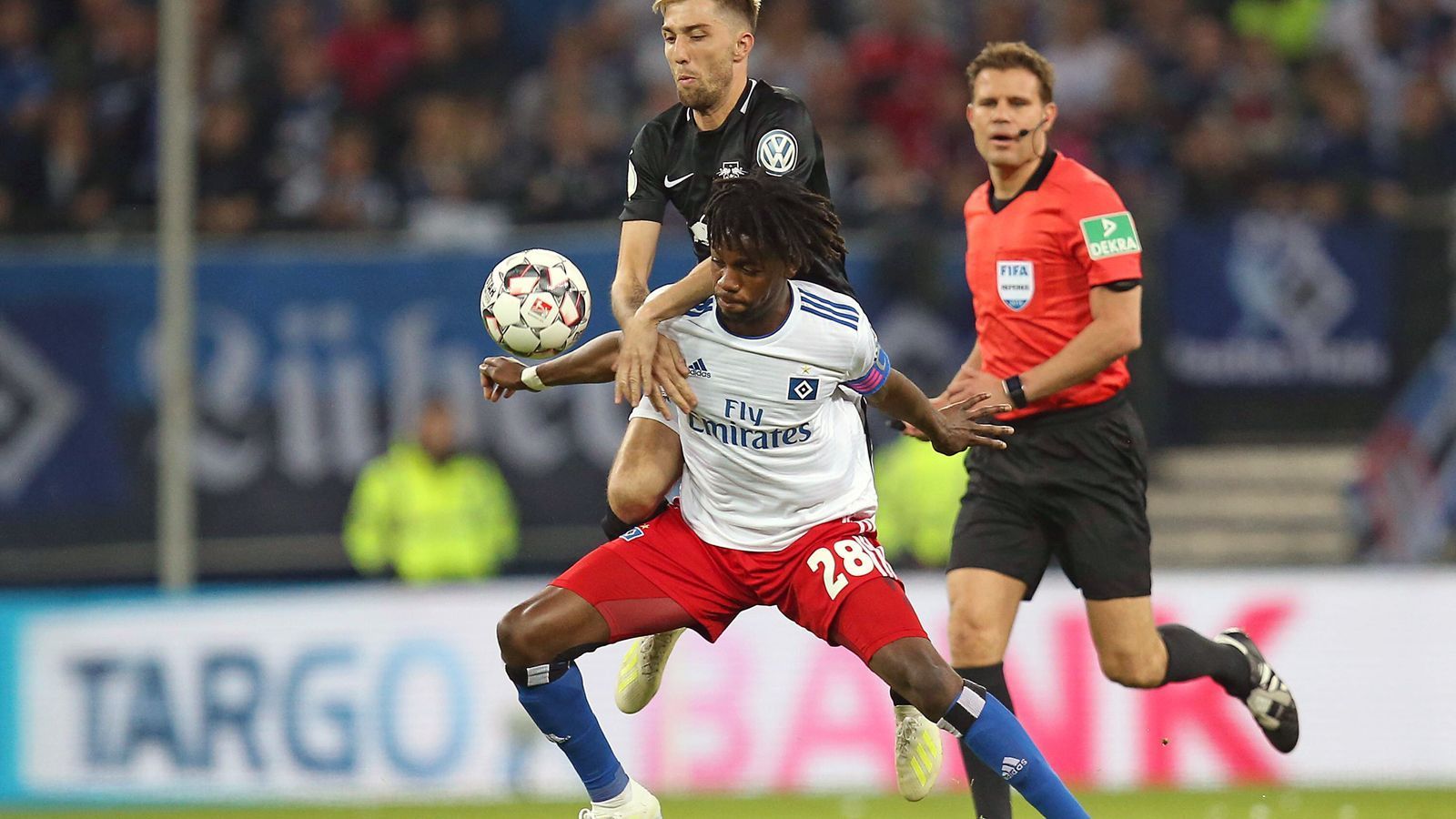 
                <strong>Gideon Jung (Hamburger SV)</strong><br>
                Berappelt sich nach anfänglichen Problemen, wird auch durch den Ausgleich etwas ins Spiel getragen. Auch bei ihm ist aber noch Luft nach oben. ran-Note: 4
              