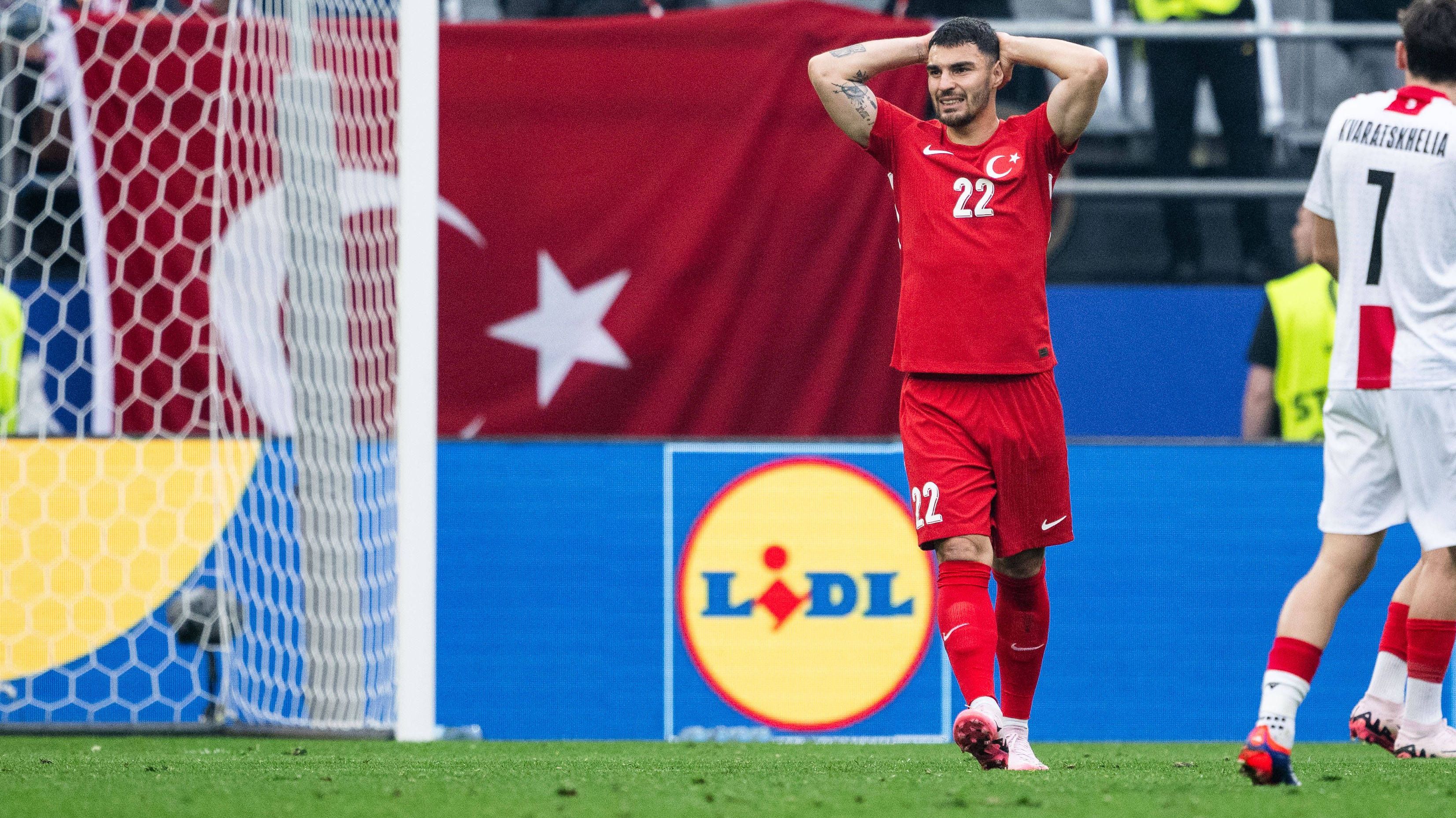 <strong>Ayhans Wachmacher</strong><br>Nach zehn Minuten wird klar, dass es ein fulminantes Spiel wird. Ex-Bundesliga-Profi Kaan Ayhan scheitert mit seinem satten Schuss am Pfosten.