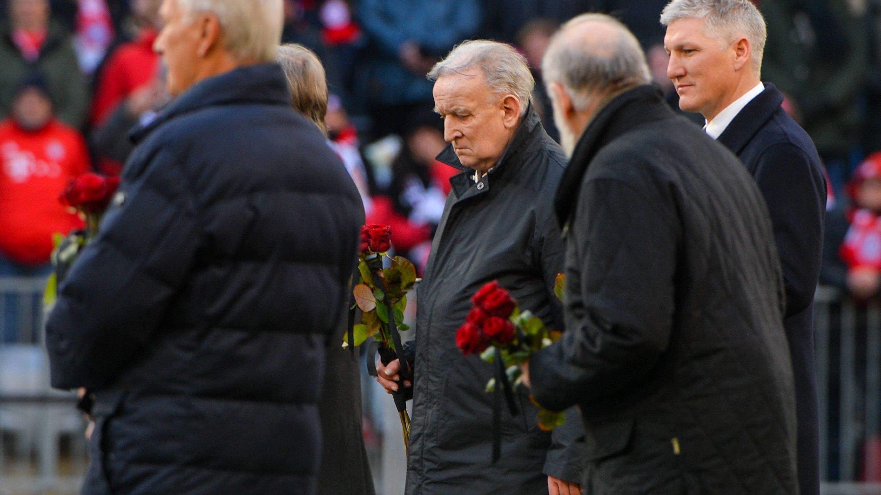 <strong>Der letzte öffentliche Auftritt</strong><br>Zuletzt war Andreas Brehme am 19. Januar bei der Trauerfeier von Franz Beckenbauer in der Allianz Arena zu sehen. Einen Monat später verstarb er selbst.