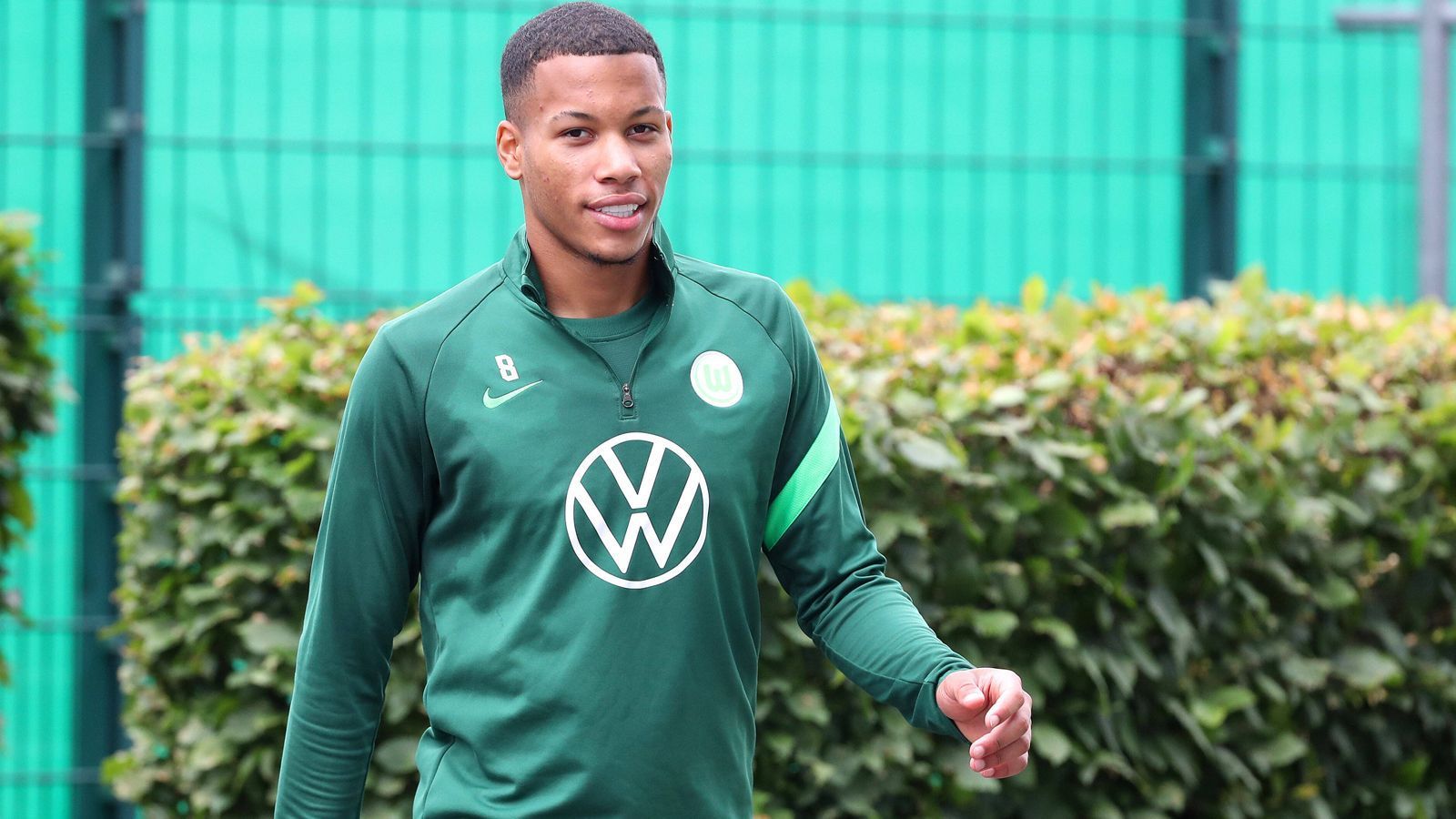 
                <strong>Aster Vranckx (VfL Wolfsburg)</strong><br>
                Gerade einmal 18 Jahre alt ist Aster Vranckx, der für eine Ablöse von acht Millionen Euro vom KV Mechelen nach Wolfsburg wechselte. Der 1,83 Meter große Mittelfeldspieler ist offensiv wie defensiv in der Zentrale einsetzbar und beeindruckte Trainer Mark van Bommel in den ersten Wochen mit starken Trainingsleistungen. Nun fällt Vranckx, der die belgische und kongolesische Staatsangehörigkeit besitzt, aber mit hartnäckigen Wadenproblemen mehrere Wochen aus.
              