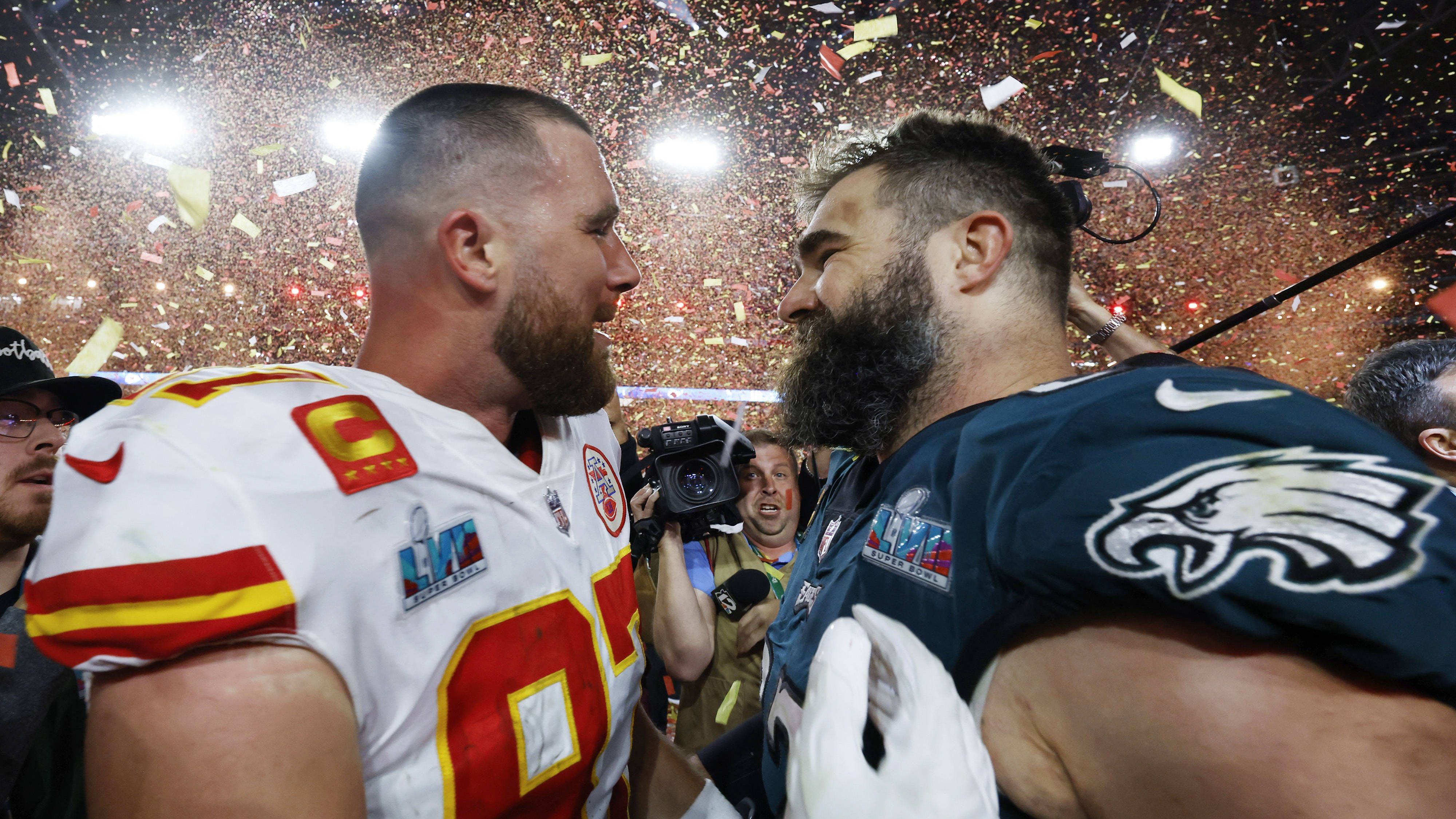 <strong>Jason und Travis Kelce</strong><br>Jason Kelce (r.), 191. Pick des Draft 2011, ist Center bei den Philadelphia Eagles. Sein jüngerer Bruder Travis (l.), der 2013 als 63. Spieler ausgewählt wurde, ist Tight End der Kansas City Chiefs. 2023 wurden sie das erste Brüder-Paar, das in einem Super Bowl aufeinandertraf.