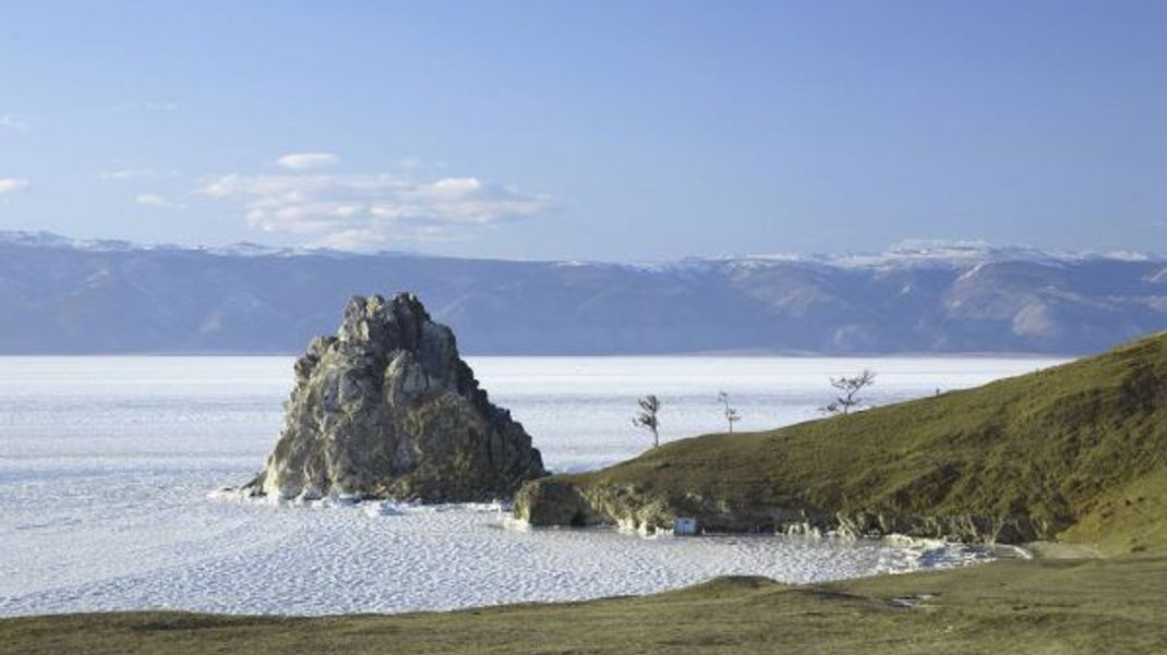 Heiliger Ort im Baikalsee: Der Schamanen-Fels auf der Insel Olchon befindet sich in der Nähe des Hauptortes Chuschir.