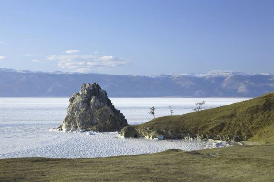 Heiliger Ort im Baikalsee: Der Schamanen-Fels auf der Insel Olchon befindet sich in der Nähe des Hauptortes Chuschir.
