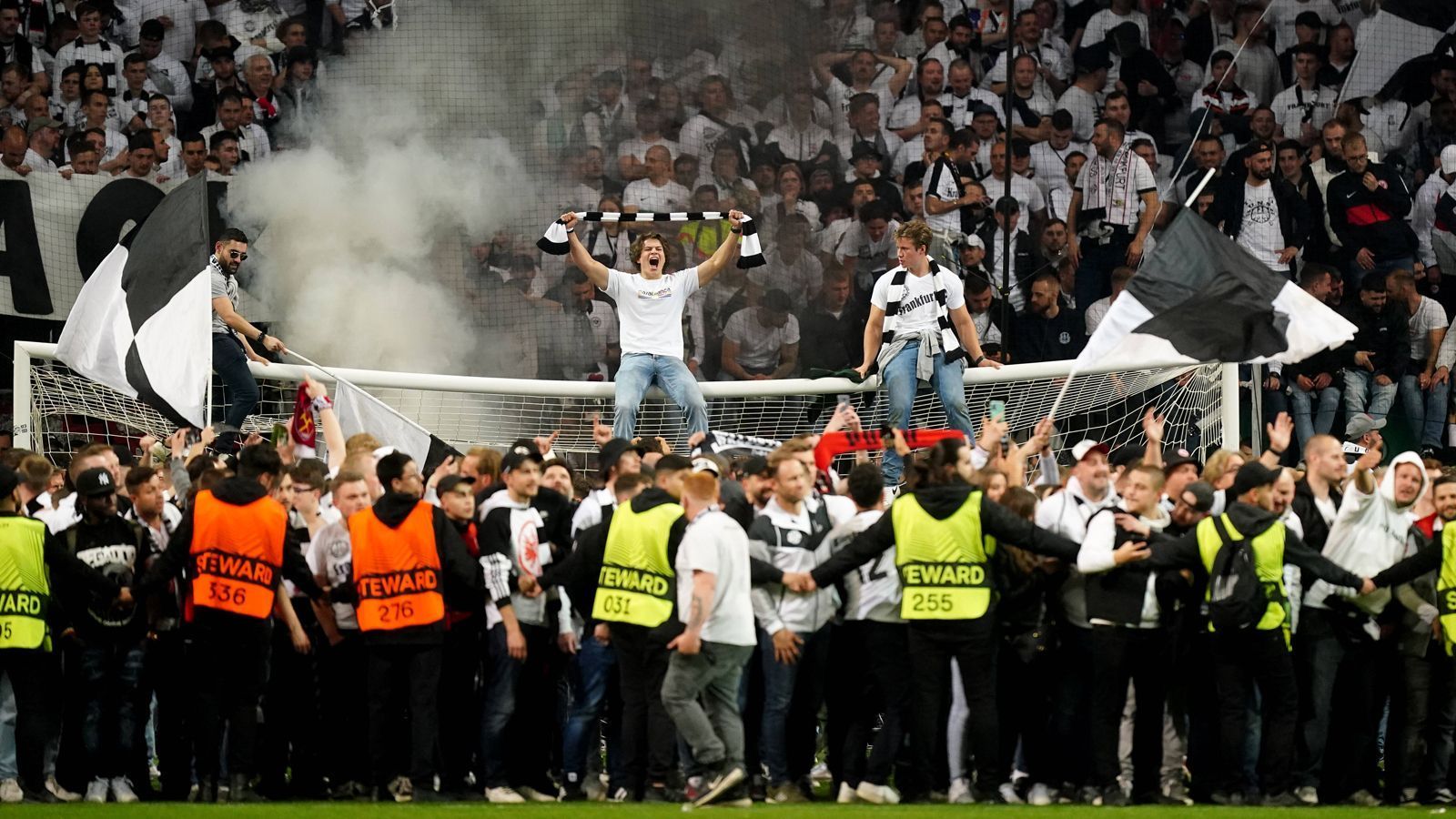 
                <strong>Platzsturm in Frankfurt: SGE-Fans gehen nach Finaleinzug gegen West Ham United steil</strong><br>
                
              