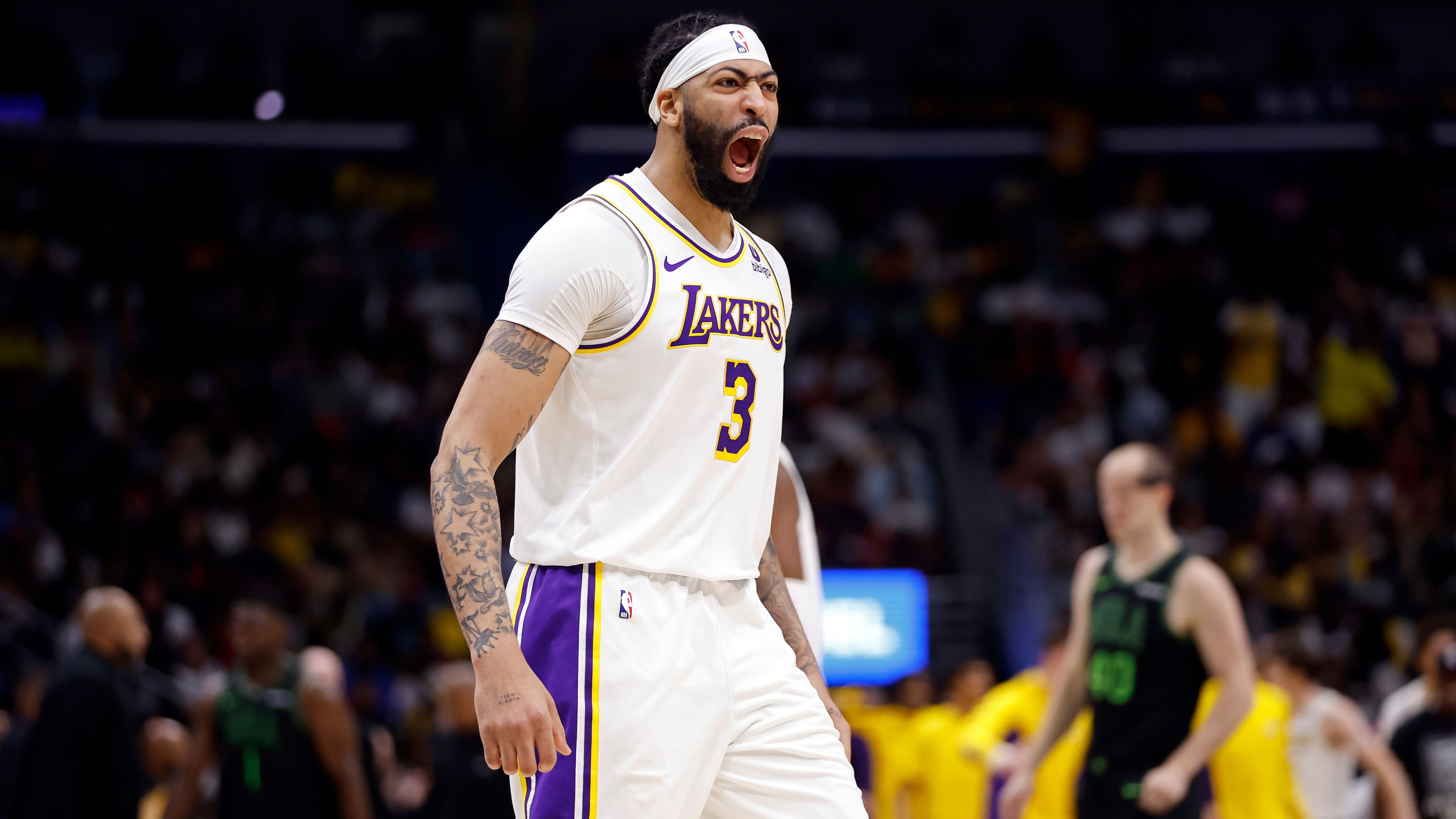 <strong>Anthony Davis (Los Angeles Lakers) - All-Defensive First Team</strong><br>Ohne ihn wäre die Defensive der Lakers wohl eine der schlechtesten der Liga. Davis ist einer der versatilsten Verteidiger. Viele behaupten, dass quasi kein aktiver Spieler einen derartigen defensiven Impact in den Playoffs haben kann. Wäre die Point-of-Attack-Defense der Lakers besser, würde sich auch AD noch mehr auf seine Stärken fokussieren können.