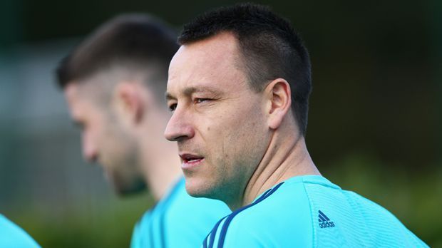 
                <strong>John Terry</strong><br>
                John Terry hat seine Traumelf der laufenden Premier League Saison veröffentlicht. Für die PFA-Awards, die jährlich auf der Insel die besten Spieler der verschiedenen englischen Ligen krönen, hat die Chelsea-Legende keinen einzigen Mitspieler nominiert. Dafür finden sich so einige Spieler des Überraschungsteams der Saison in seiner Elf wieder. ran.de zeigt euch die Mannschaft:
              