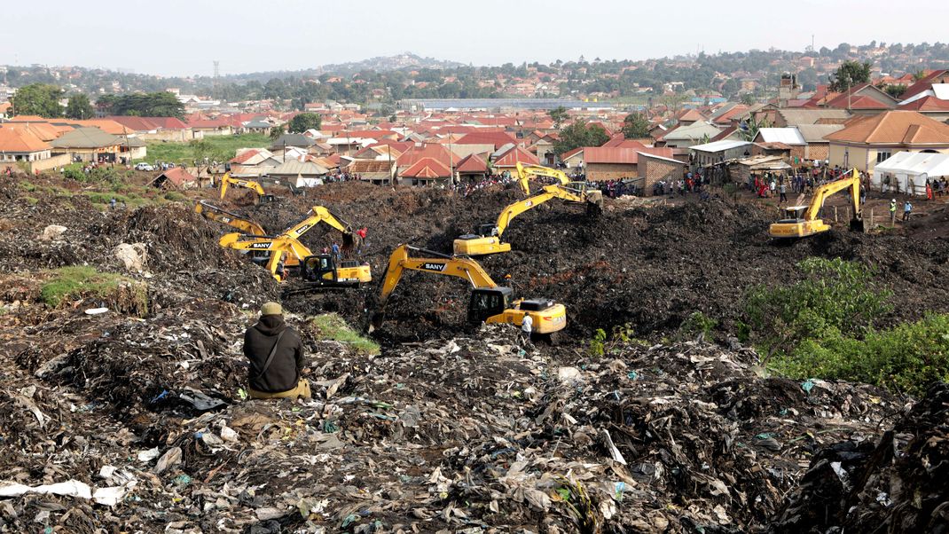 Tonnen von Müll haben in Ugandas Hauptstadt Kampala nach einem Erdrutsch mehr als ein Dutzend Menschen, darunter Kinder, unter sich begraben.&nbsp;