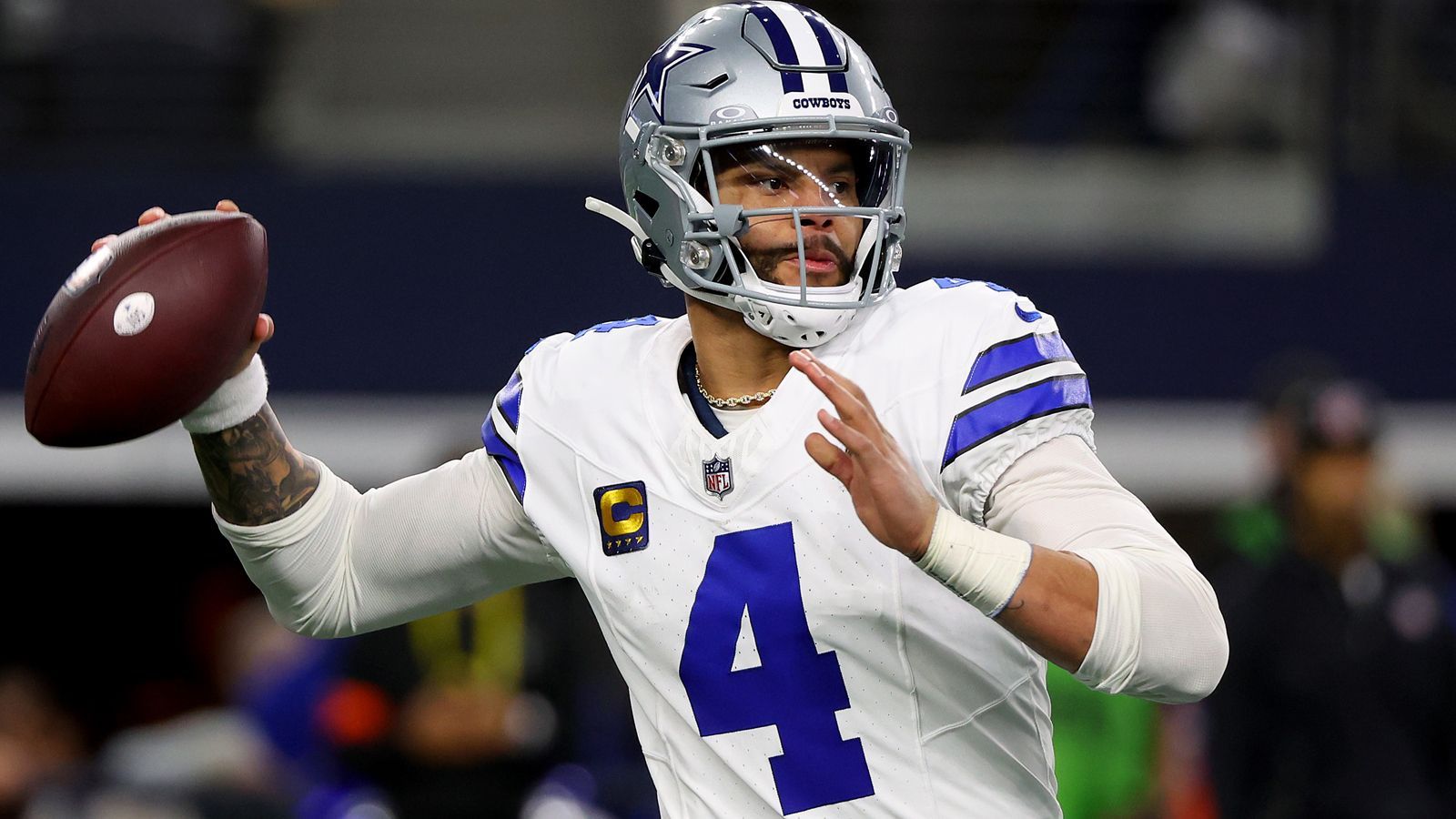 <strong>Dak Prescott (Dallas Cowboys)</strong><br>Gefühlt kämpft Prescott seit Tag 1 gegen seine lauten Kritiker in der NFL. Ein typisches Leben als Cowboys-QB eben. In 2021 unterschrieb er einen Vierjahresvertrag über 160 Millionen US-Dollar. Der 30-Jährige wäre 2025 wieder auf dem Markt und trotz toller Statistiken (drei Mal im Pro Bowl, fünf Mal in den Playoffs, gute Touchdown-Bilanz) scheint es nicht zu reichen, um den langersehnten Super Bowl-Sieg endlich einzufahren.