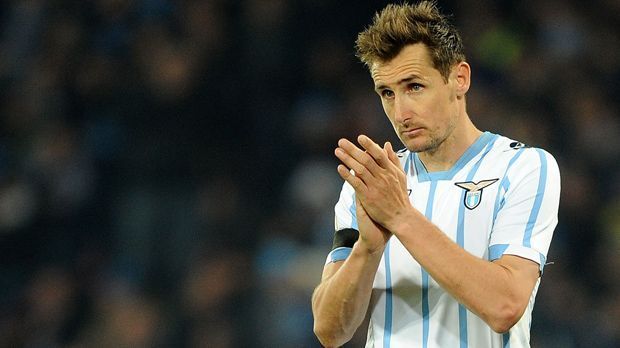 
                <strong>Miroslav Klose, September 2012</strong><br>
                Miroslav Klose, September 2012: Klose erzielt für Lazio Rom damals das 1:0 gegen den SSC Neapel. Was der Schiedsrichter nicht gesehen hat: Der Stürmer benutzt dafür seine Hand. Der Ex-Bremer läuft daraufhin auf den Unparteiischen zu und erklärt sene Tat. Daraufhin nimmt der Referee das Tor erst zurück. Am Ende verliert Lazio 3:0.
              