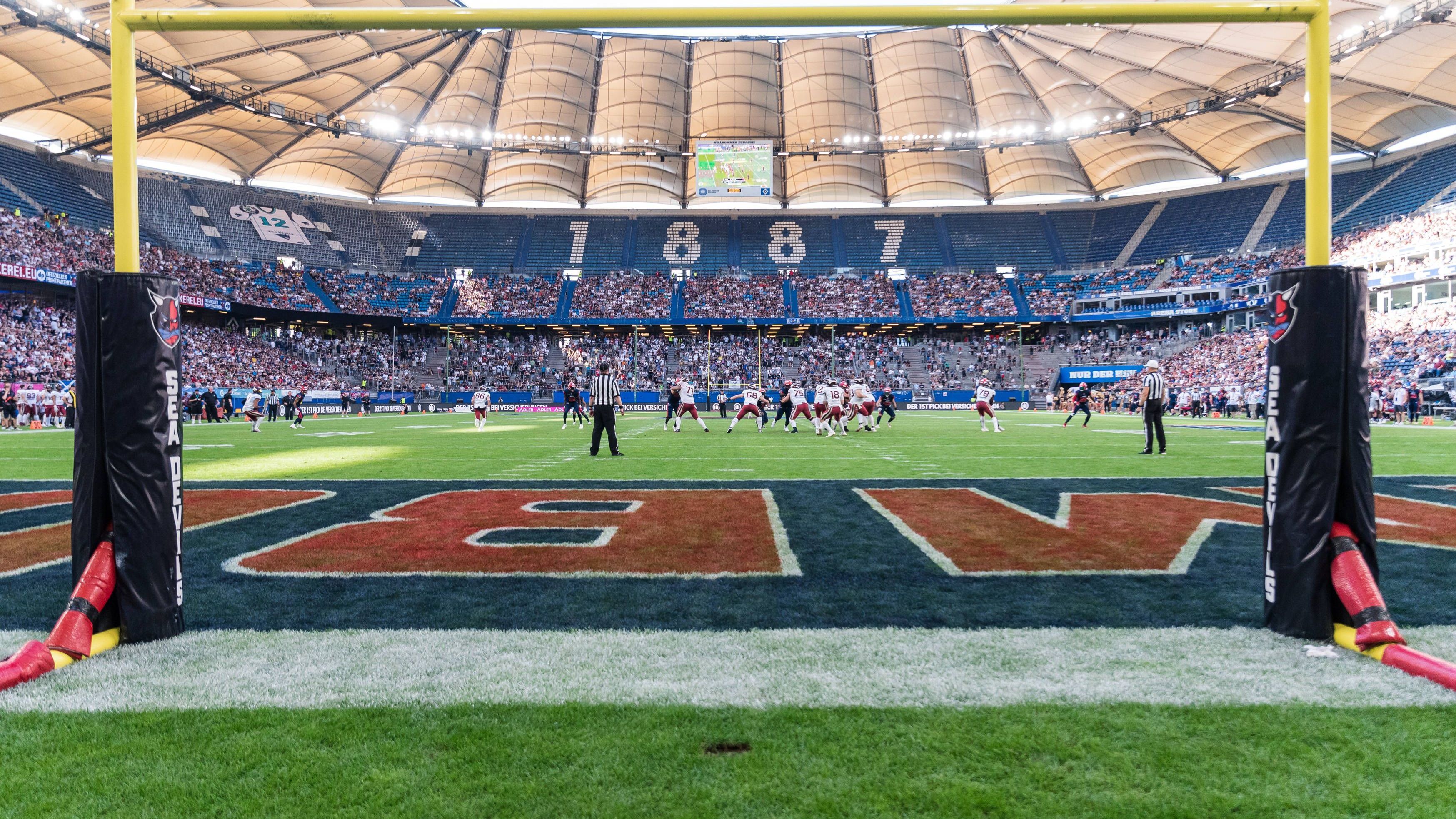 <strong>Hamburg Sea Devils: Volksparkstadion</strong><br>Und auch in eine dritte, pompöse Arena werden die Sea Devils ziehen. Diesmal brauchen sie aber keine Bundesautobahn zur Anreise, am <a href="https://www.ran.de/sports/american-football/european-league-of-football/news/hamburg-sea-devils5000-tickets-heimspiel-volksparkstadion-verkauf-zuschauer-esume-340839">14. Juli wird eine Partie im Volksparkstadion ausgetragen</a>.