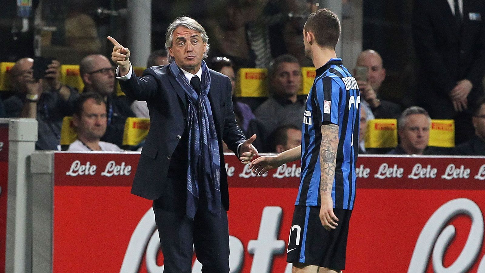 
                <strong>Roberto Mancini (Inter Mailand 2004-08, 2014-16)</strong><br>
                Roberto Mancinis erste Etappe als Trainer von Inter Mailand dauerte vier Jahre. Zweimal (2005/06, 2006/07) gewannen die "Nerazzurri" die italienische Meisterschaft. 2005/06 allerdings erst am grünen Tisch. Nachdem Juventus Turin und der AC Milan wegen Manipulationsvorwürfen disqualifiziert worden waren, wurde Inter nachträglich zum Meister gekürt. 2008 trat Mancini nach Differenzen mit Spielern und Beratern zunächst zurück, nahm seine Entscheidung kurz darauf aber wieder zurück. Zuviel für die Vereinsoberen, Mancini wurde kurzerhand entlassen. Als er 2014-16 nach Mailand zurückkehrte, konnte er nicht mehr an alte Erfolge anknüpfen.
              