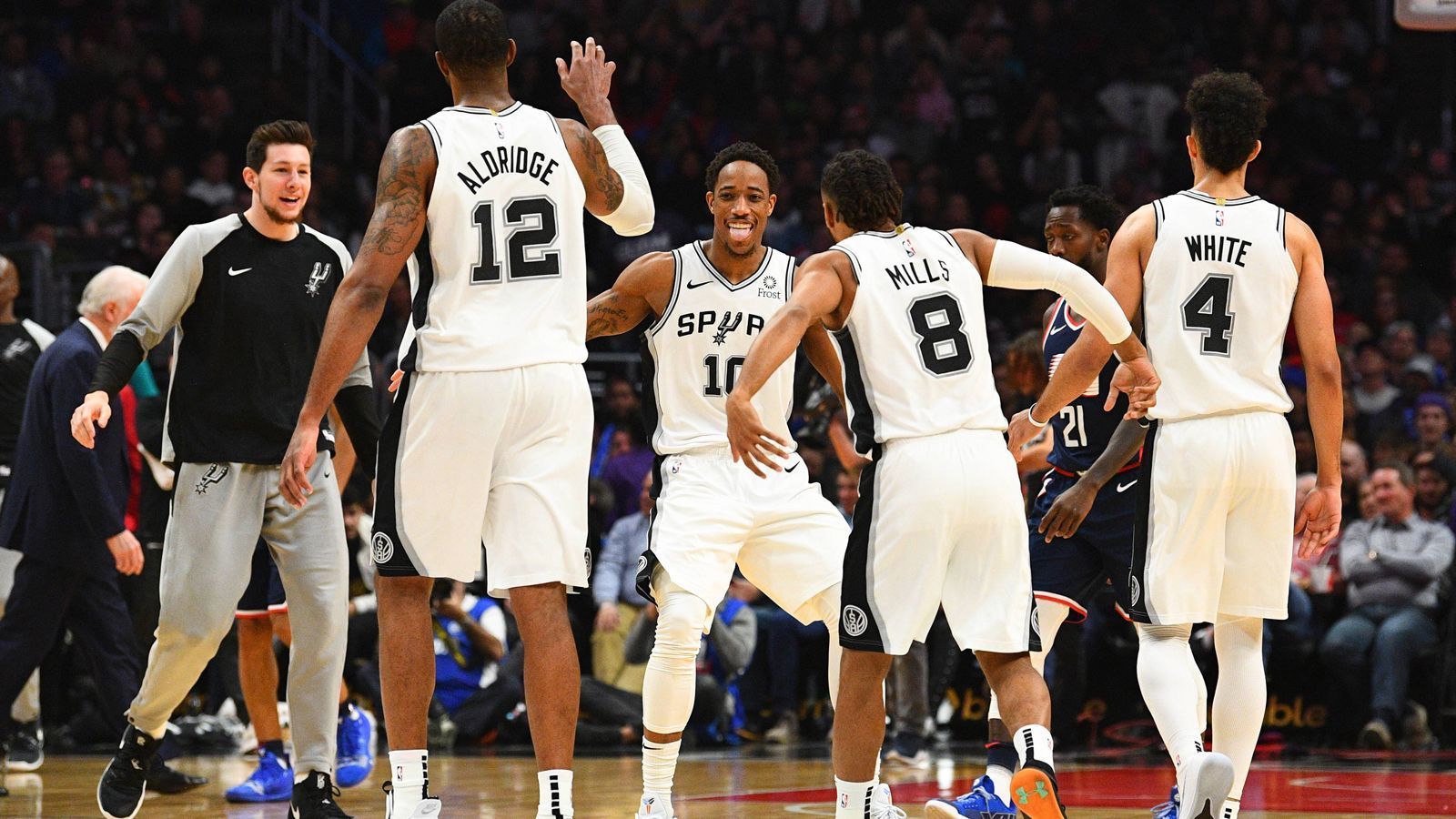 
                <strong>Platz 8: San Antonio Spurs</strong><br>
                Playoffs ohne die San Antonio Spurs? Das kann sich wohl kein NBA-Fan wirklich vorstellen. Die Spurs haben mit ihrem legendären Head Coach Gregg Popovich zuletzt 1998 die Post Season verpasst. Auch in diesem Jahr wird diese Serie nicht reißen. Denn neben gestandenen Spielern wie DeMar DeRozan und LaMarcus Aldrige kehrt mit Dejounte Murray ein junger, dynamischer Spieler nach einem Kreuzbandriss wieder ins Team zurück. Das Trio, gepaart mit der Klasse von Popovich, wird den Spurs die Playoffs bescheren. 
              