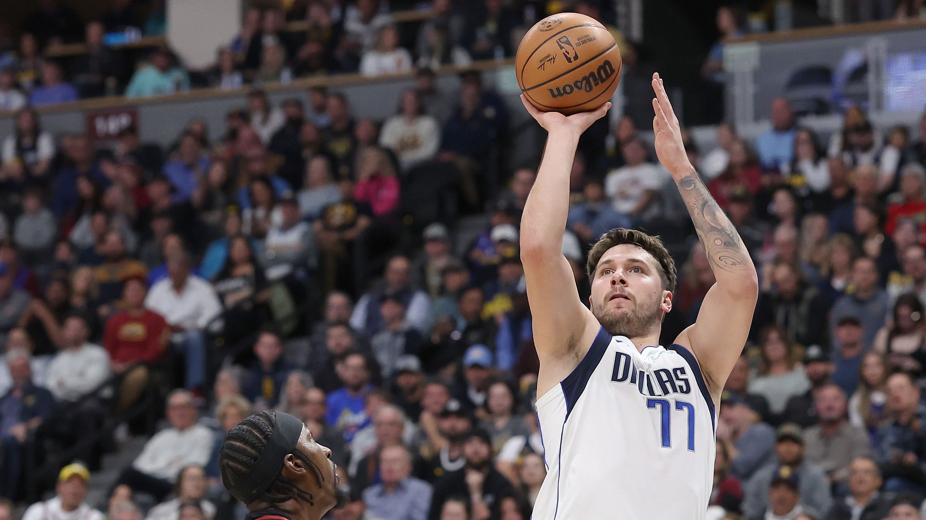 <strong>15.</strong> <strong>Dallas Mavericks (zuvor Rang 15, 26:22)</strong><br>Kaum ein Team hat dieses Jahr vermutlich ein so großes Verletzungspech wie die Mavs. In Minnesota fehlte quasi die komplette Starting Five. Dementsprechend ging Dallas auch unter. Der Sieg davor gegen die Magic war stark (Doncic mit 45/9/15). Doch im Januar waren die Mavs das viertschlechteste Defensiv-Team. Dementsprechend durchschnittlich war die Bilanz mit 7:8.