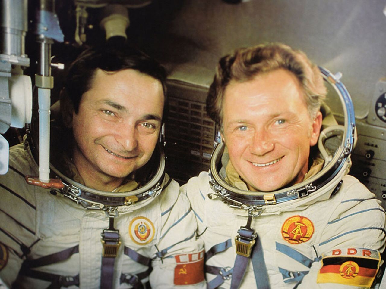 In den 1970erJahren lud die damalige Sowjetunion ihre Verbündeten ein, mit ins All zu fliegen. So gelangte Sigmund Werner Paul Jähn 1978 für 7 Tage in den Orbit und die Raumstation Saljut 6. Eine erstaunliche Karriere: Erst Buchdrucker, dann Jagdpilot der DDR und Kosmonaut, später Physiker mit Doktor und nach der Wende Berater der ESA.  Der erste Deutsche im All starb am 21. September 2019, Jähn wurde 82 Jahre alt.