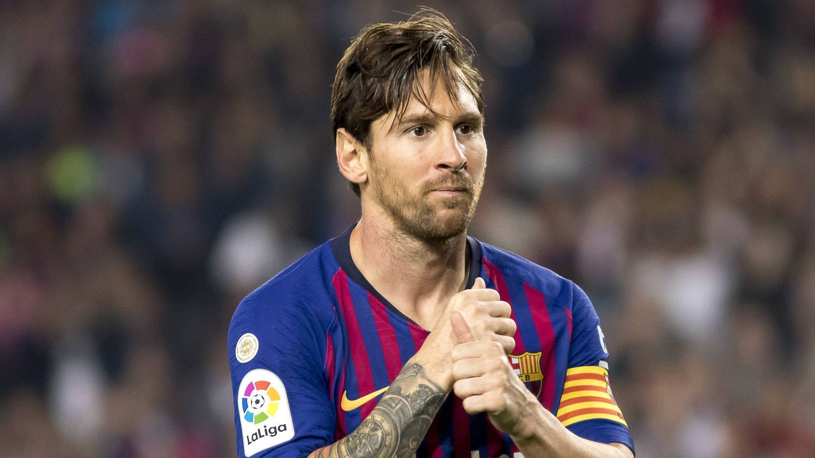 
                <strong>Lionel Messi (FC Barcelona)</strong><br>
                Die Enthüllungs-Plattform "Football Leaks" hat das Gehalt von Lionel Messi offengelegt! Aufgrund von zwei Verträgen die er 2017 unterzeichnete, kassiert er angeblich doppelt. Zum einen verdient Barca-Star Messi demnach durch seinen Arbeitsvertrag jährlich 71.053.846 Euro. Hinzu kommen einmalige Bonuszahlungen in Höhe von 63,5 Millionen Euro für die Verwertung von Messis Persönlichkeitsrechten, sowie ein "Treue-Bonus" von 70 Millionen Euro. Für einen Sieg in der Champions League stünden dem Argentinier wohl 12.057.513 Euro zu. Je nach Einsatz-Anzahl, könnte Messi bis zum Vertragsende auf ein durchschnittliches Jahresgehalt von 106.347.115 Euro kommen. Sollte Barca das Triple holen und Messi Weltfußballer werden, würde das Jahreseinkommen sogar auf 122.515.205 Euro ansteigen.
              
