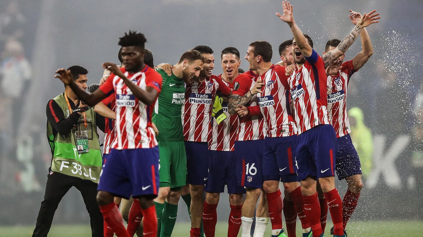 
                <strong>Platz 14 - Atletico Madrid (Spanien)</strong><br>
                Social-Media-Fans gesamt: 22,4 MillionenFacebook: 13,8 MillionenTwitter: 4,4 MillionenInstagram: 4,2 Millionen
              