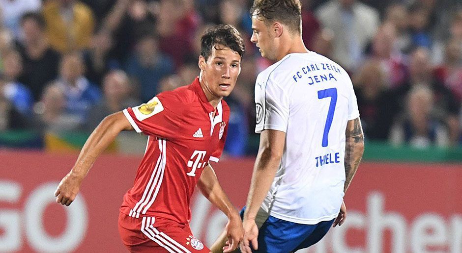 
                <strong>Fabian Benko</strong><br>
                Noch näher dran am Star-Ensemble war lange Zeit Fabian Benko, der beim 5:0 über Carl-Zeiss Jena in der ersten Pokalrunde 14 Minuten mitmischen durfte. Seitdem zählte der 18 Jahre alte Offensivspieler aber nur noch einmal zu Ancelottis Aufgebot. Wie der Kroate mit deutschen Wurzeln lief auch der 19-jährige Niklas Dorsch bereits in Testspielen für die Profis auf, stand jedoch nur in Jena im Kader. Beiden wird der Sprung wohl nur über eine Leihe gelingen. Ob Milos Pantovic, mit 14 Saisontreffern bester U23-Torschütze, diese Chance ebenfalls bekommen wird? Der Vertrag des 20-jährigen Serben endet nach dieser Saison.
              