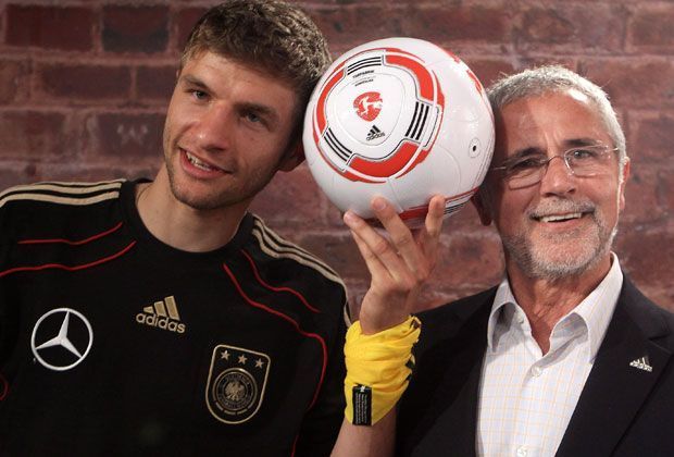 
                <strong>Müller trifft Müller</strong><br>
                Nach dem Sieg gegen Spanien hat Thomas Müller seinen Namensvetter eingeholt. Wie Gerd kommt der Bayern-Star jetzt auf 62 Länderspiele. Laut "Opta" liegt der "Bomber" in den meisten Statistiken trotzdem vorne.
              