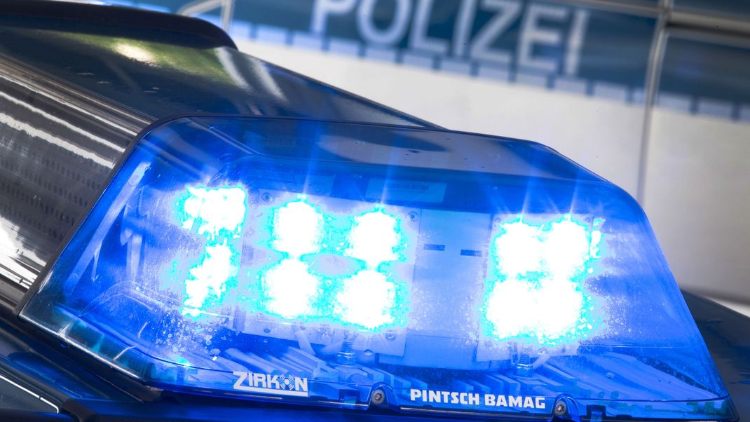 Ein Blaulicht leuchtet auf dem Dach eines Polizeiwagens.